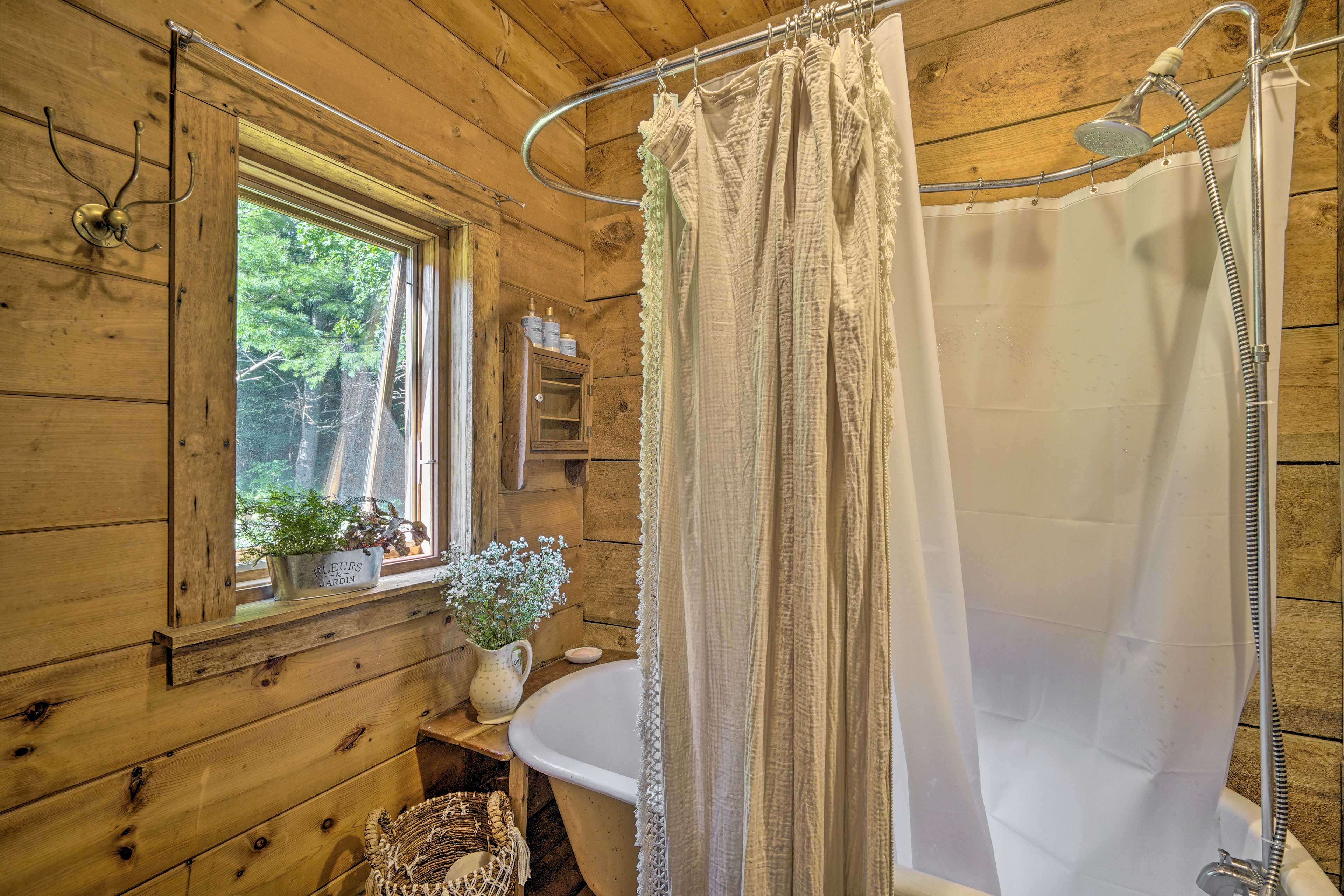 Bennington Cabin w/ Deck & Views of 3 States! Evolve