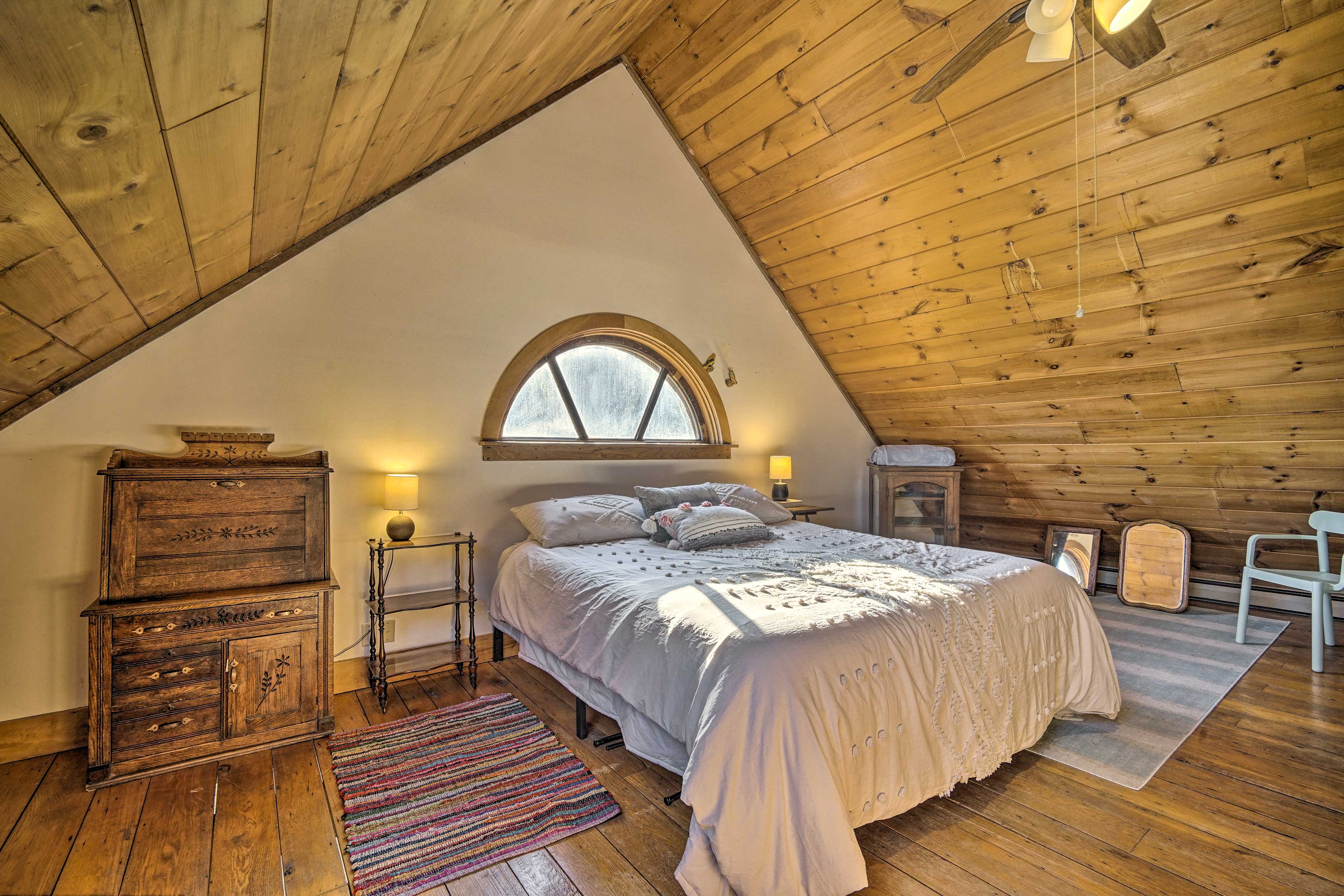 Bennington Cabin w/ Deck & Views of 3 States! Evolve