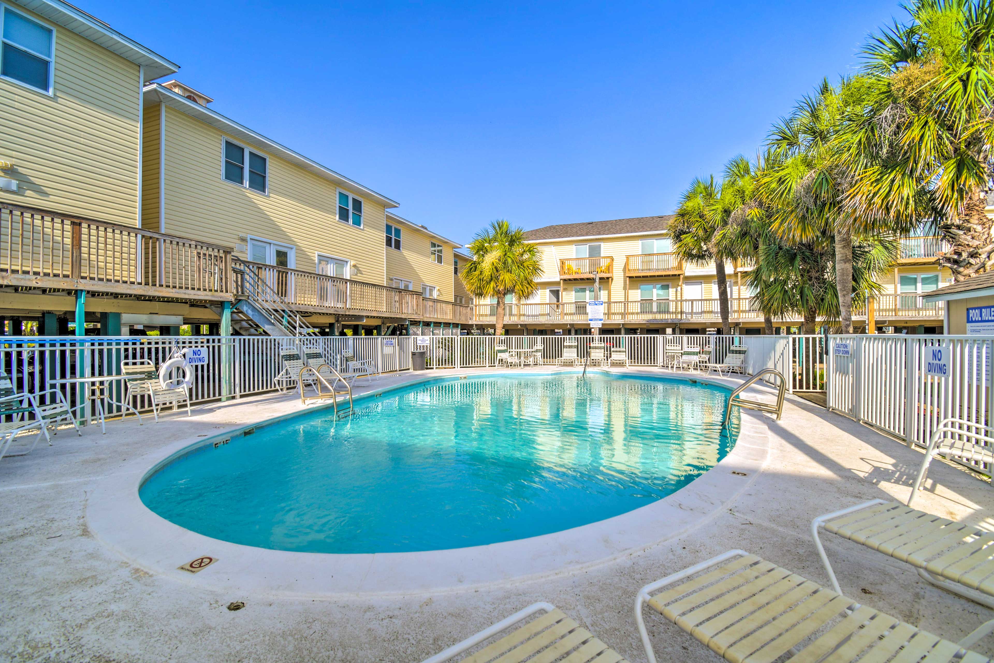 Gulf Shores Condo Walk to Beach & Restaurants! Evolve