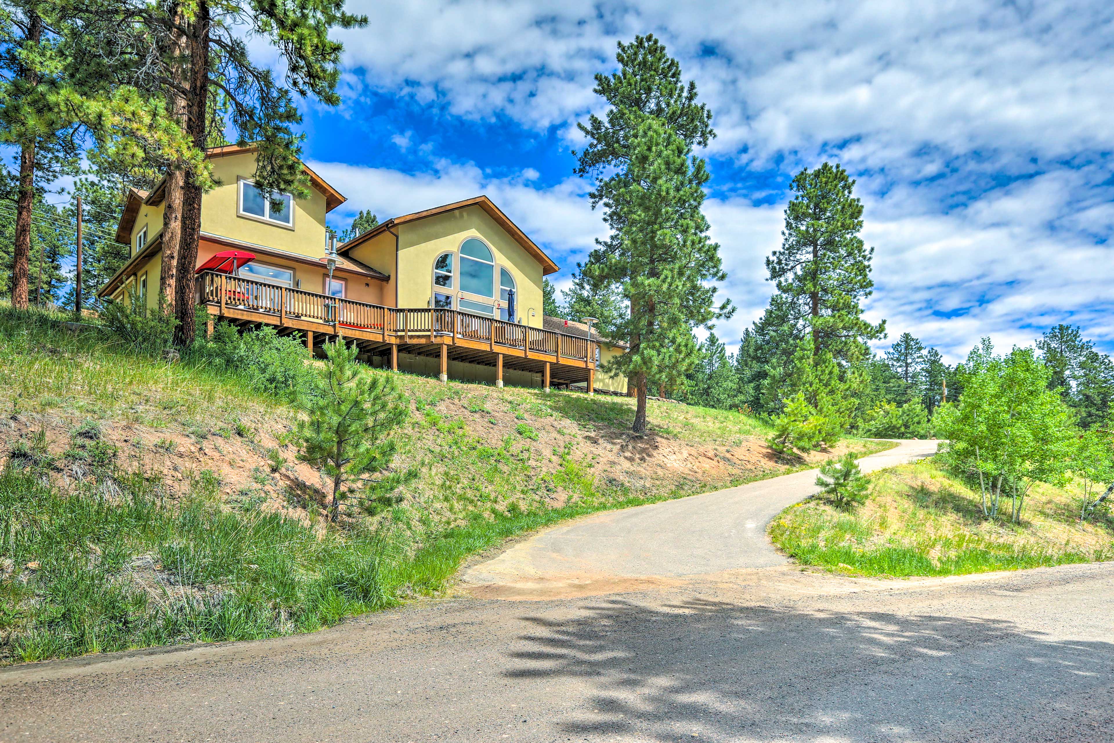 Grand Conifer Retreat w/ Large Furnished Deck Evolve