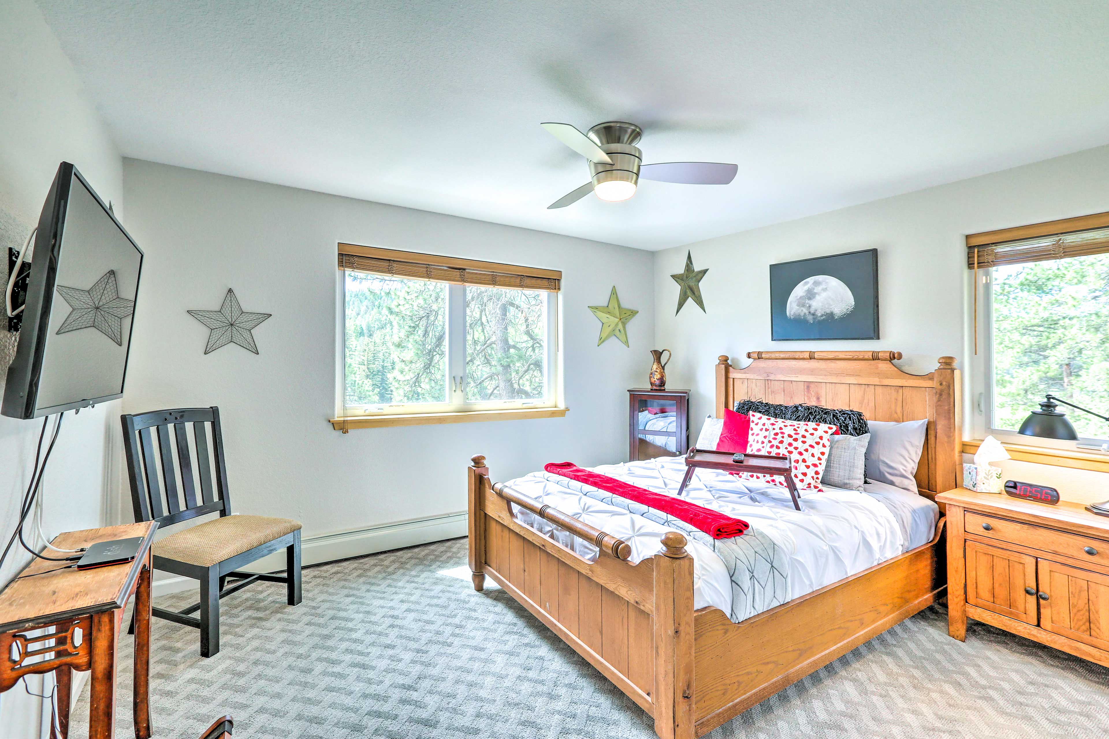 Grand Conifer Retreat w/ Large Furnished Deck Evolve