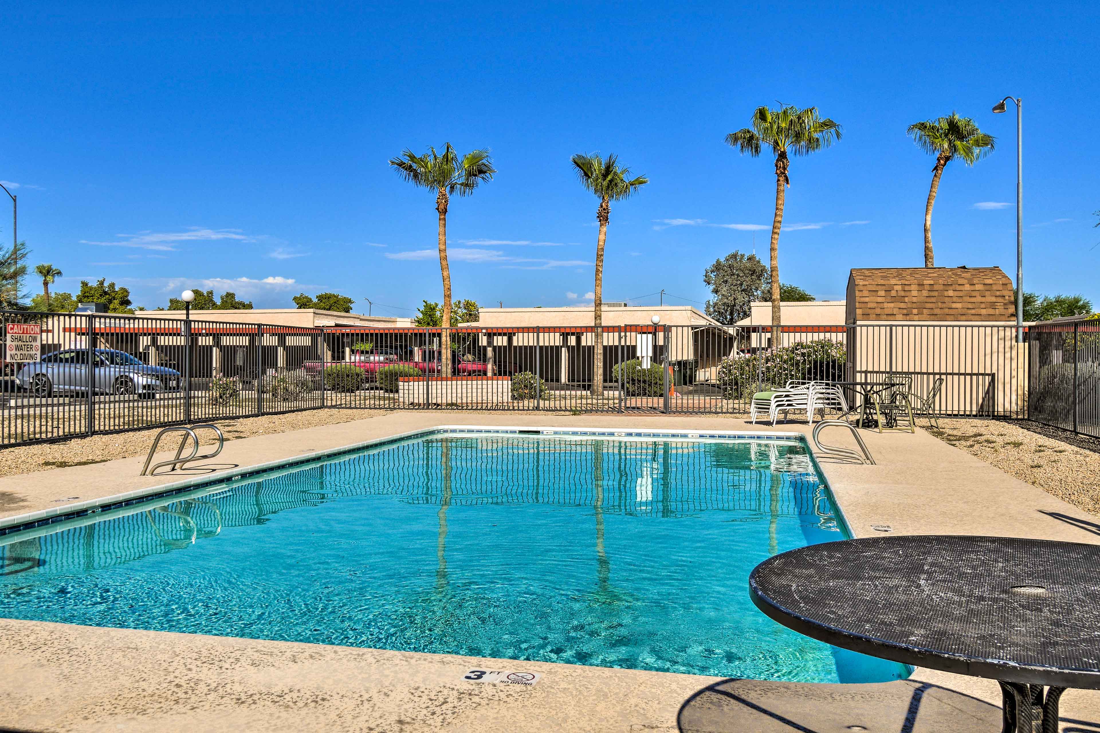 Youngtown Hideaway Near Golf, Shops & Hikes! Evolve