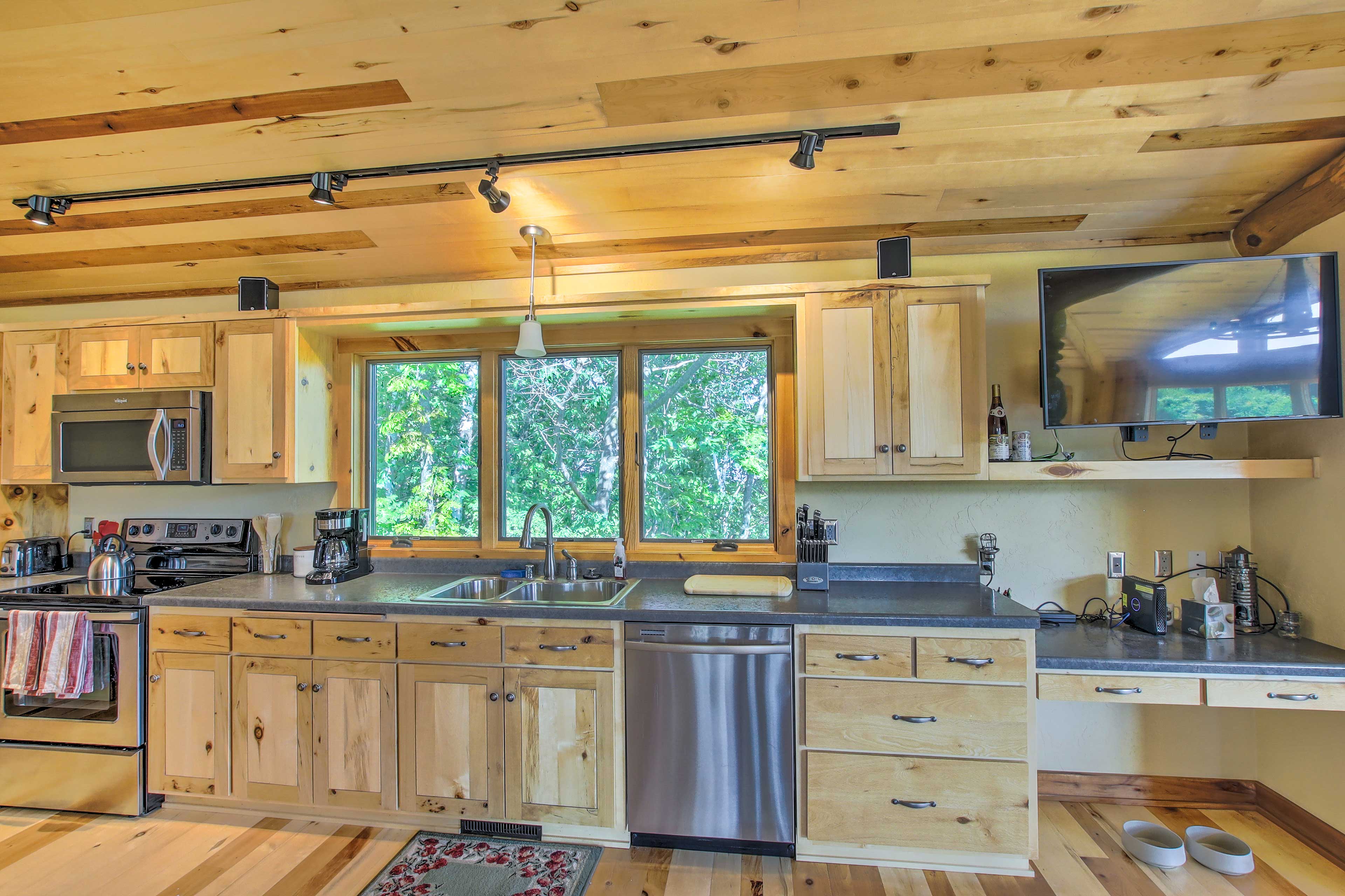 Idyllic Sturgeon Bay Cabin w/ Fire Pit + View Evolve