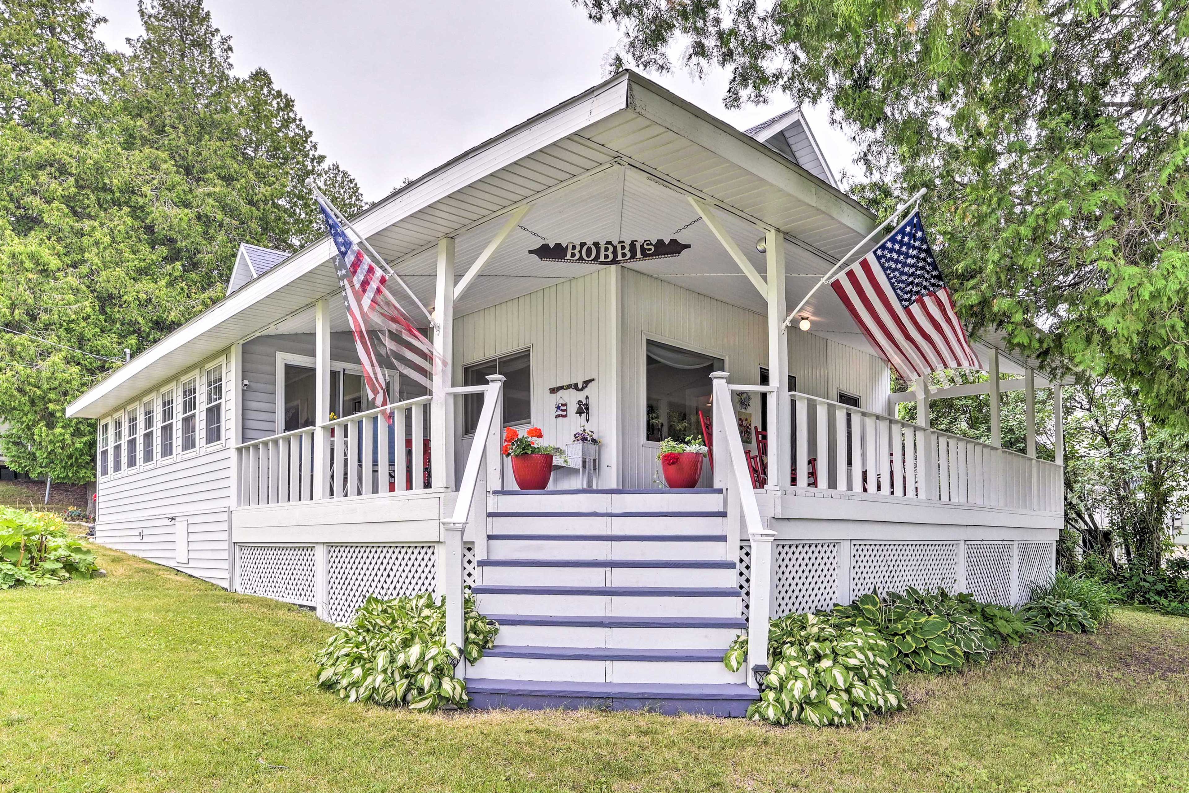 Colorful Lake Huron Home Near Ferry & Beach! De Tour Village, MI