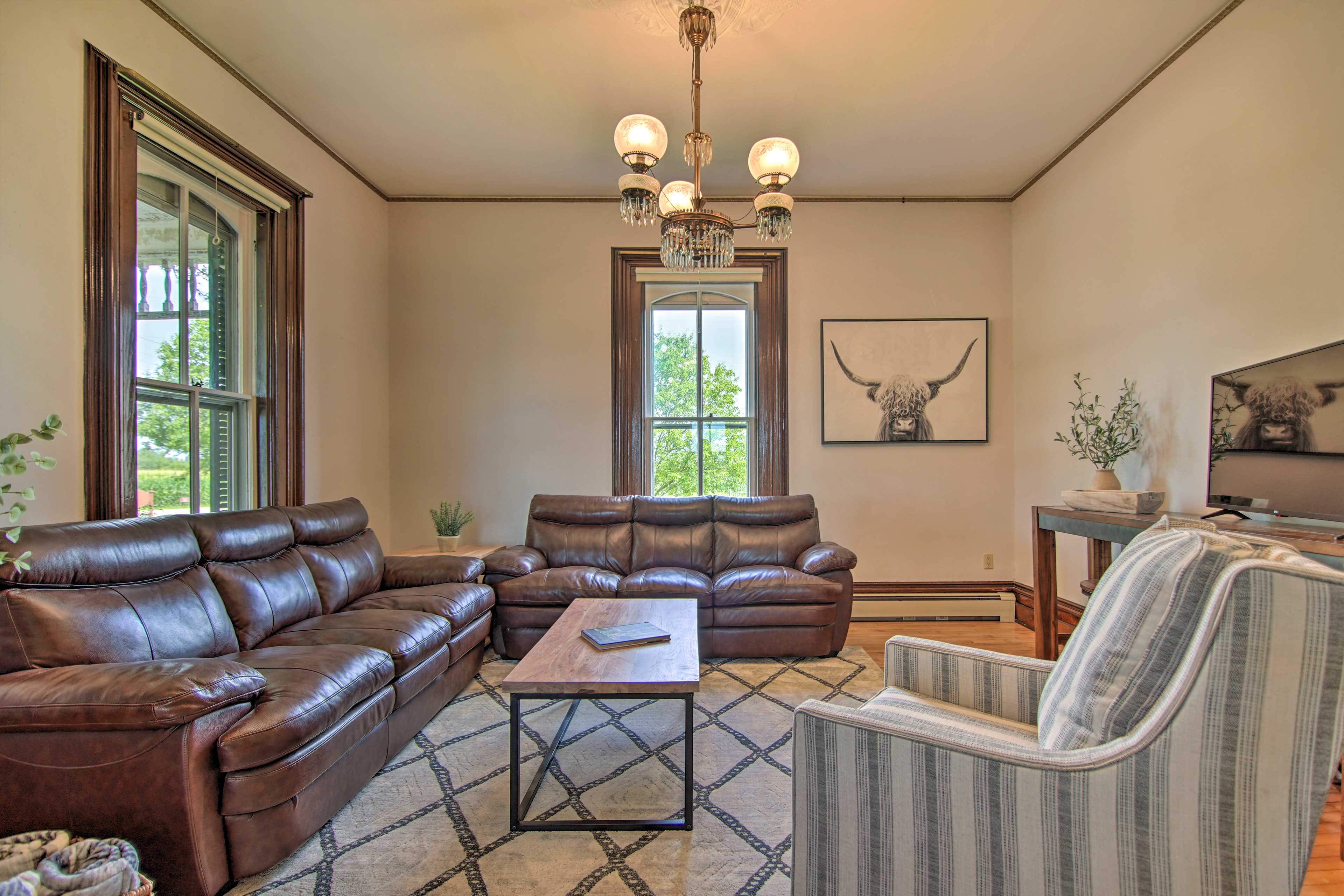 Large Historic Farmhouse on 200 Acres w/ WiFi Janesville, WI Evolve