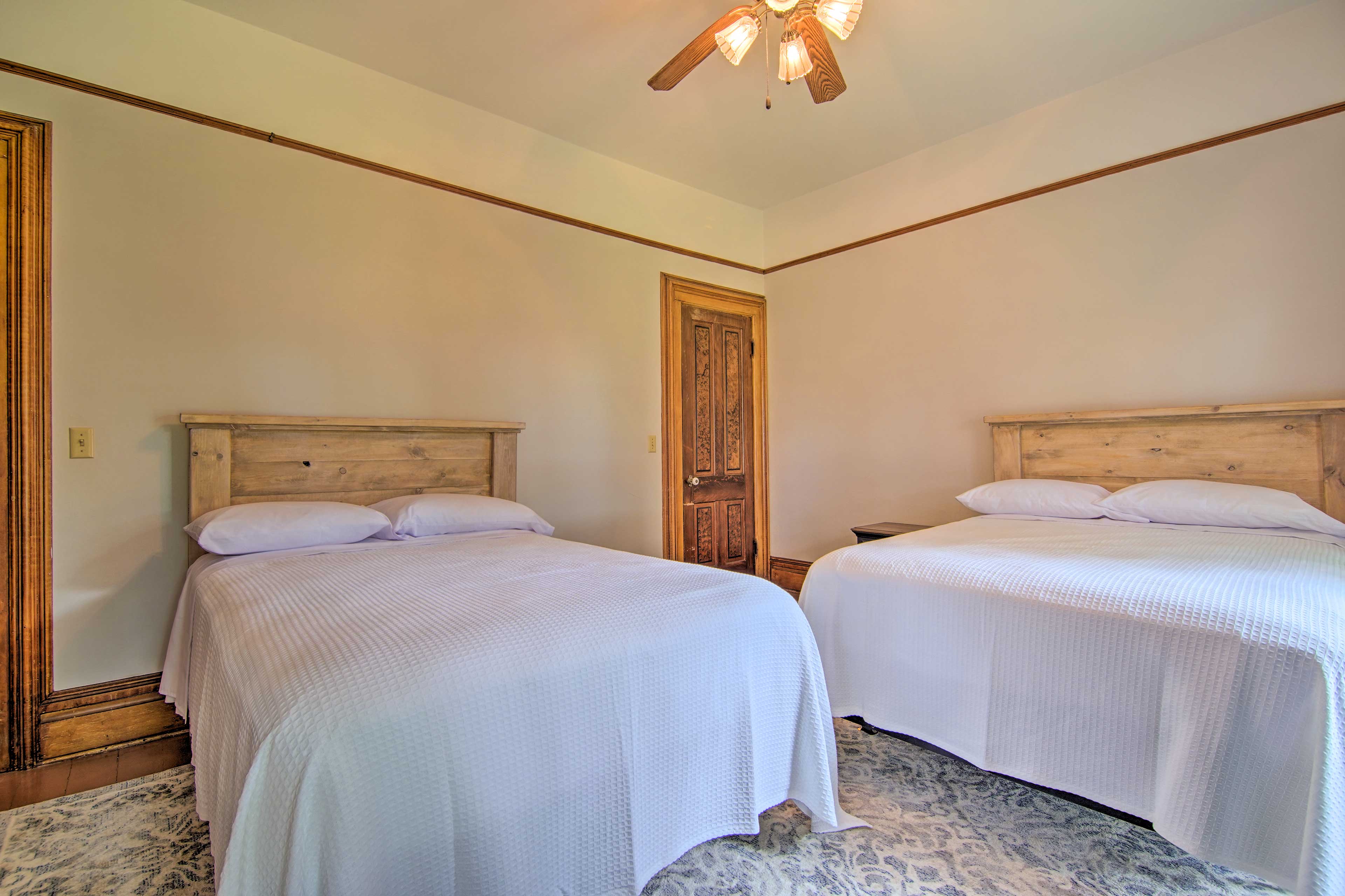 Large Historic Farmhouse on 200 Acres w/ WiFi Janesville, WI Evolve