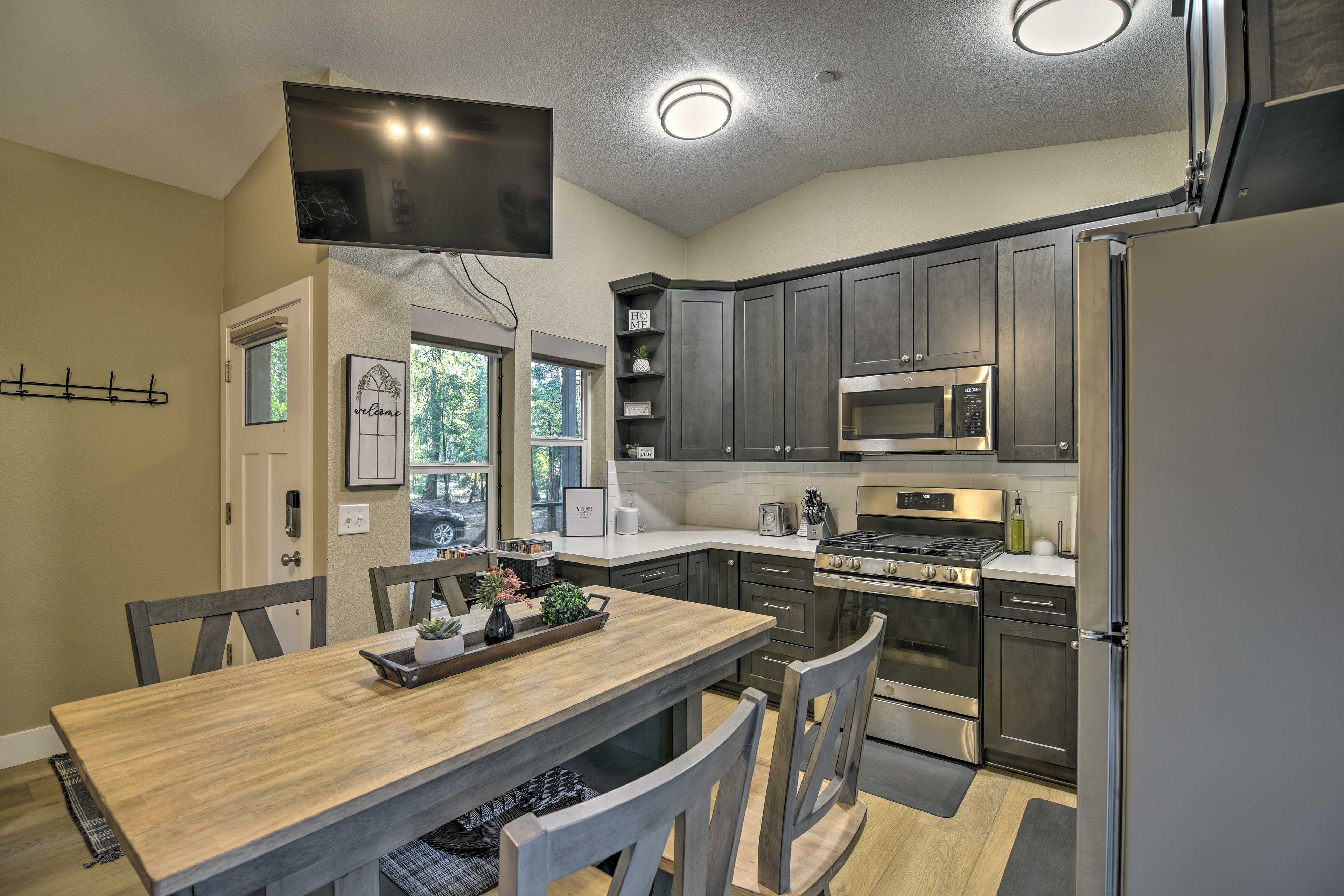 Secluded Butte Meadows Cabin w/ Deck & Grill! Evolve