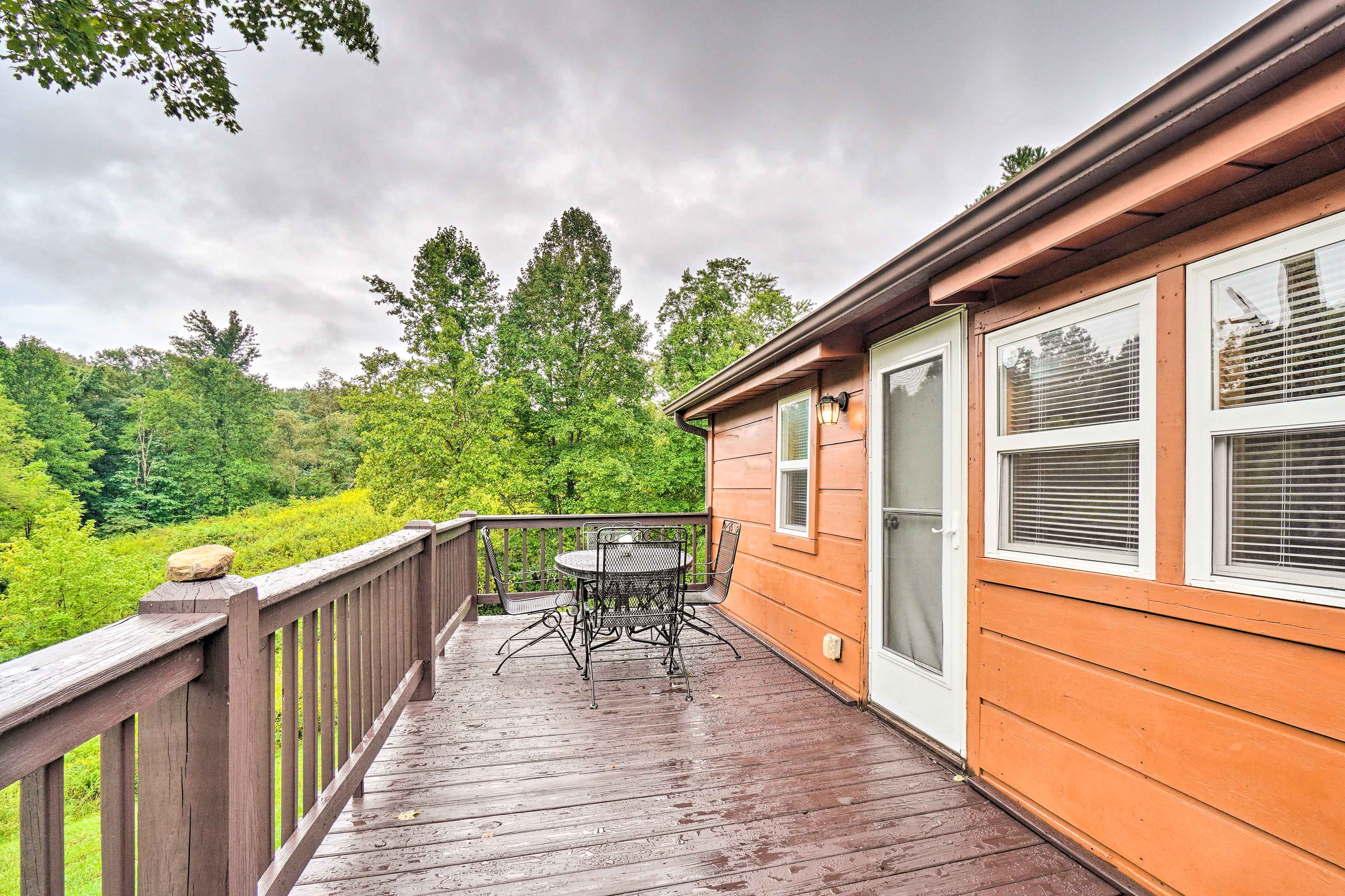 Charming Jamestown Cabin w/ Large Backyard! Evolve