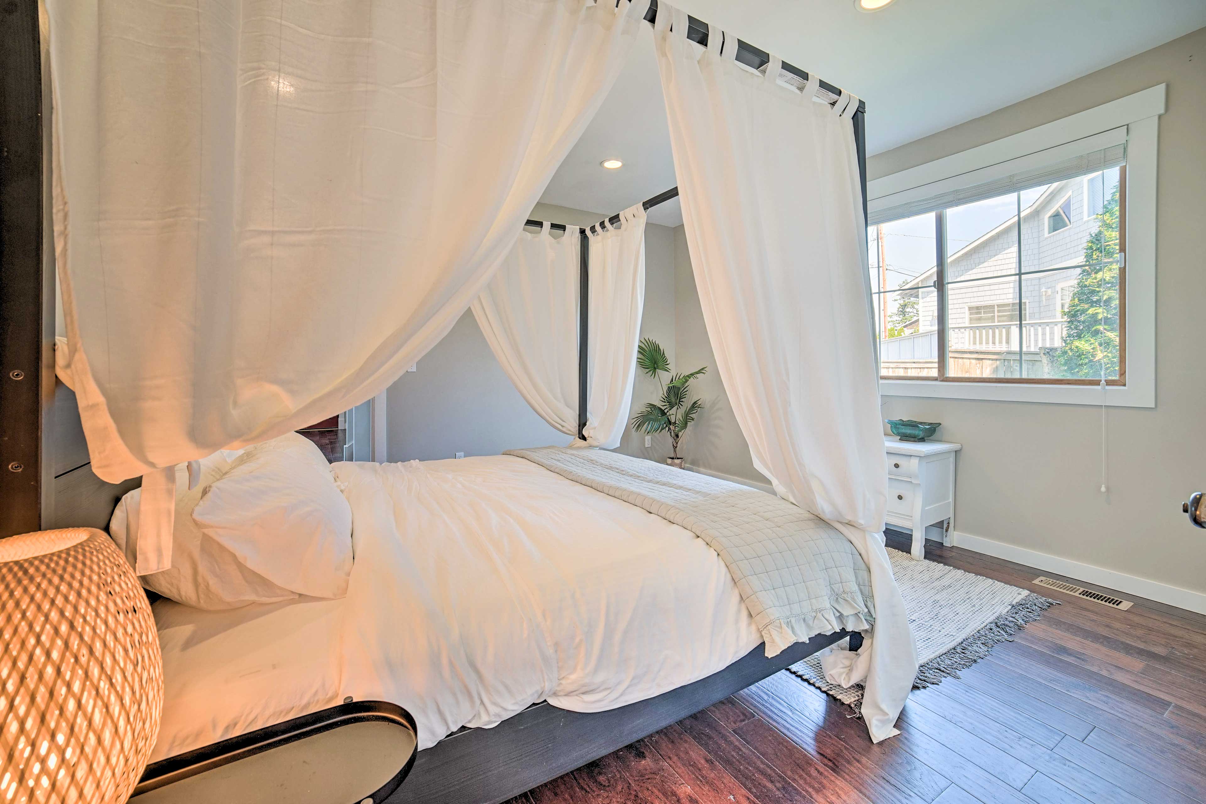 Mukilteo Retreat w/ Fire Pit & Ocean Views! Evolve