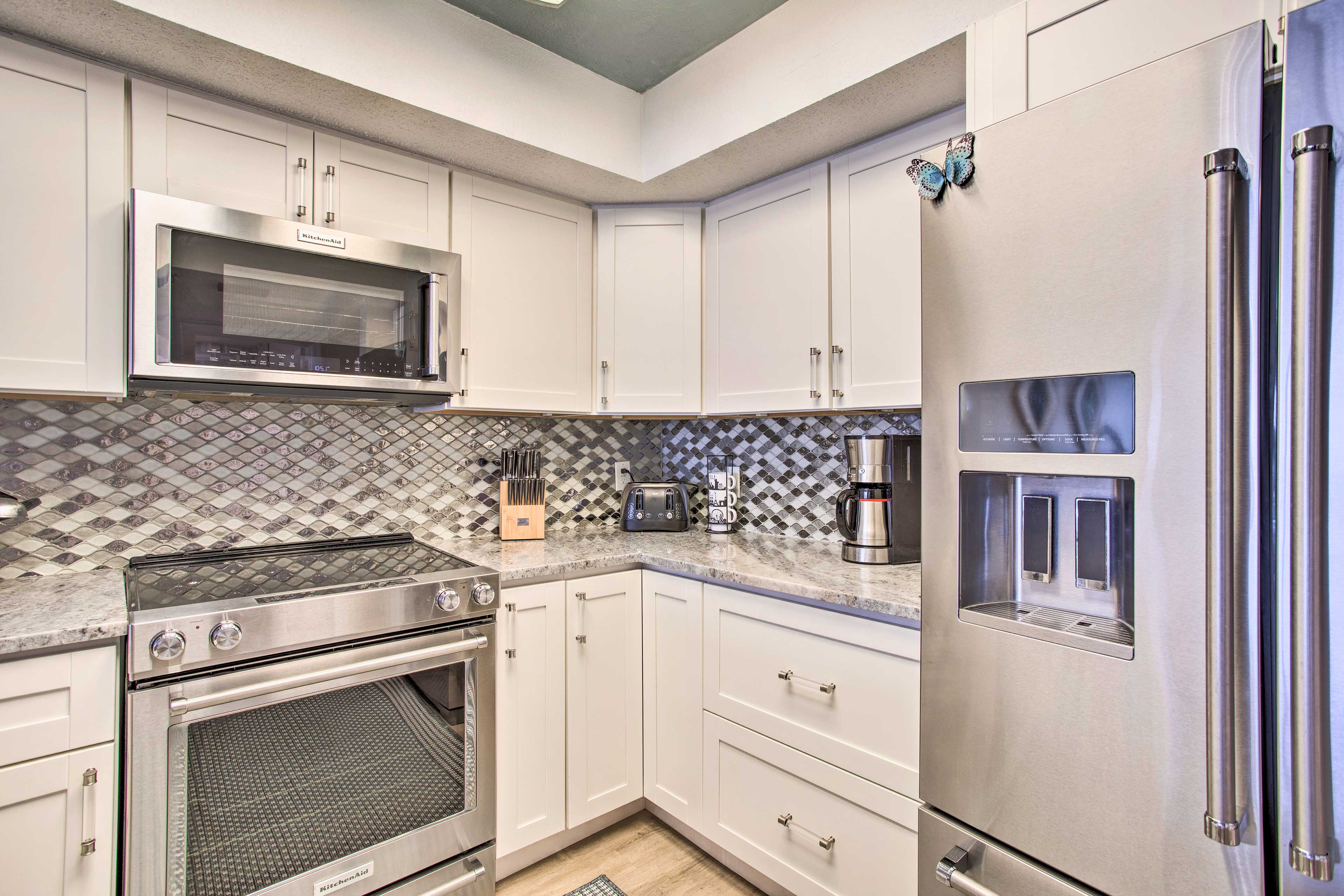 Beachfront Redington Shores Condo w/ Pool! Evolve