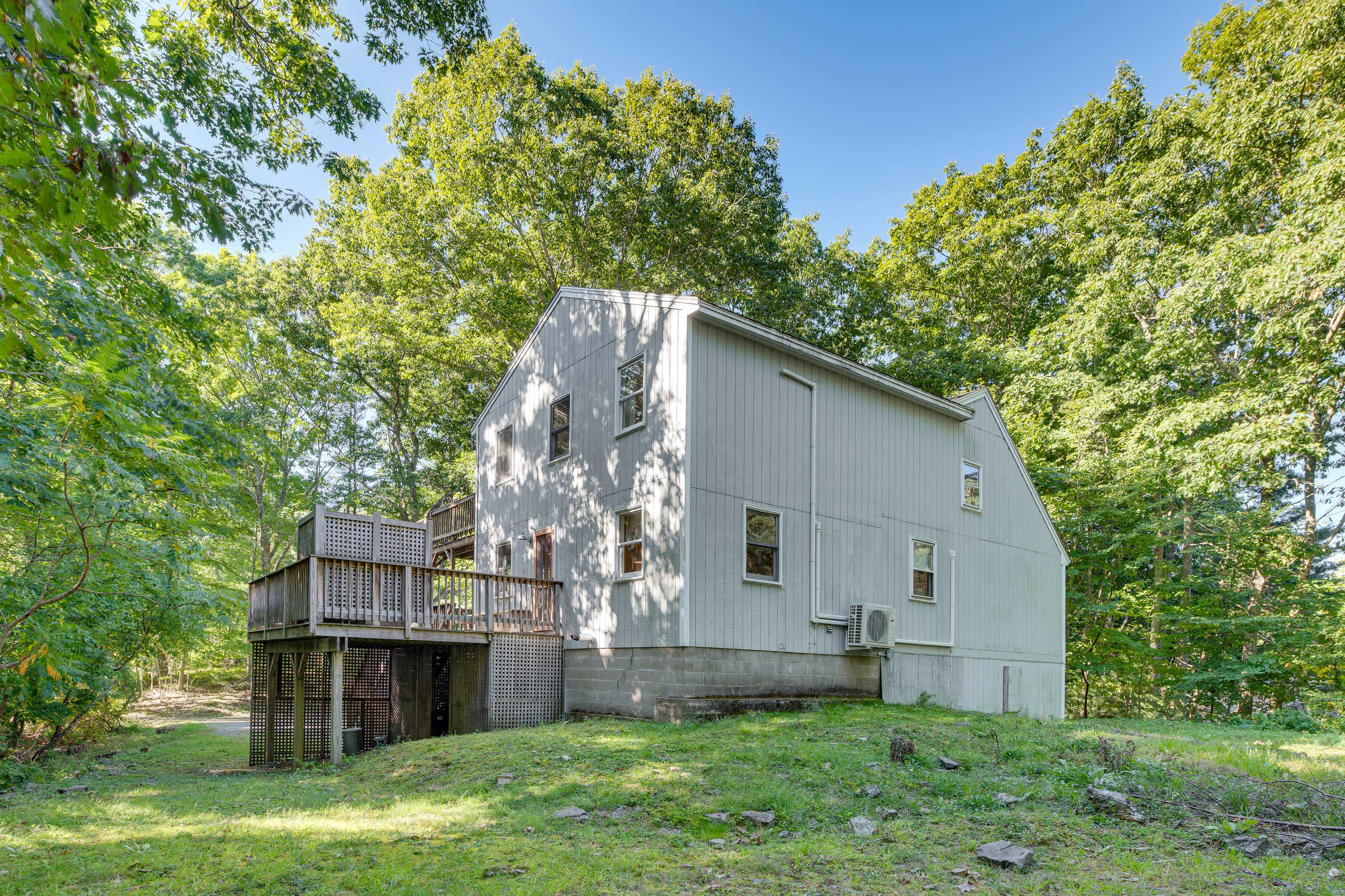 1/2 Mi to Ogunquit Beach Maine Home w/ Deck! Evolve