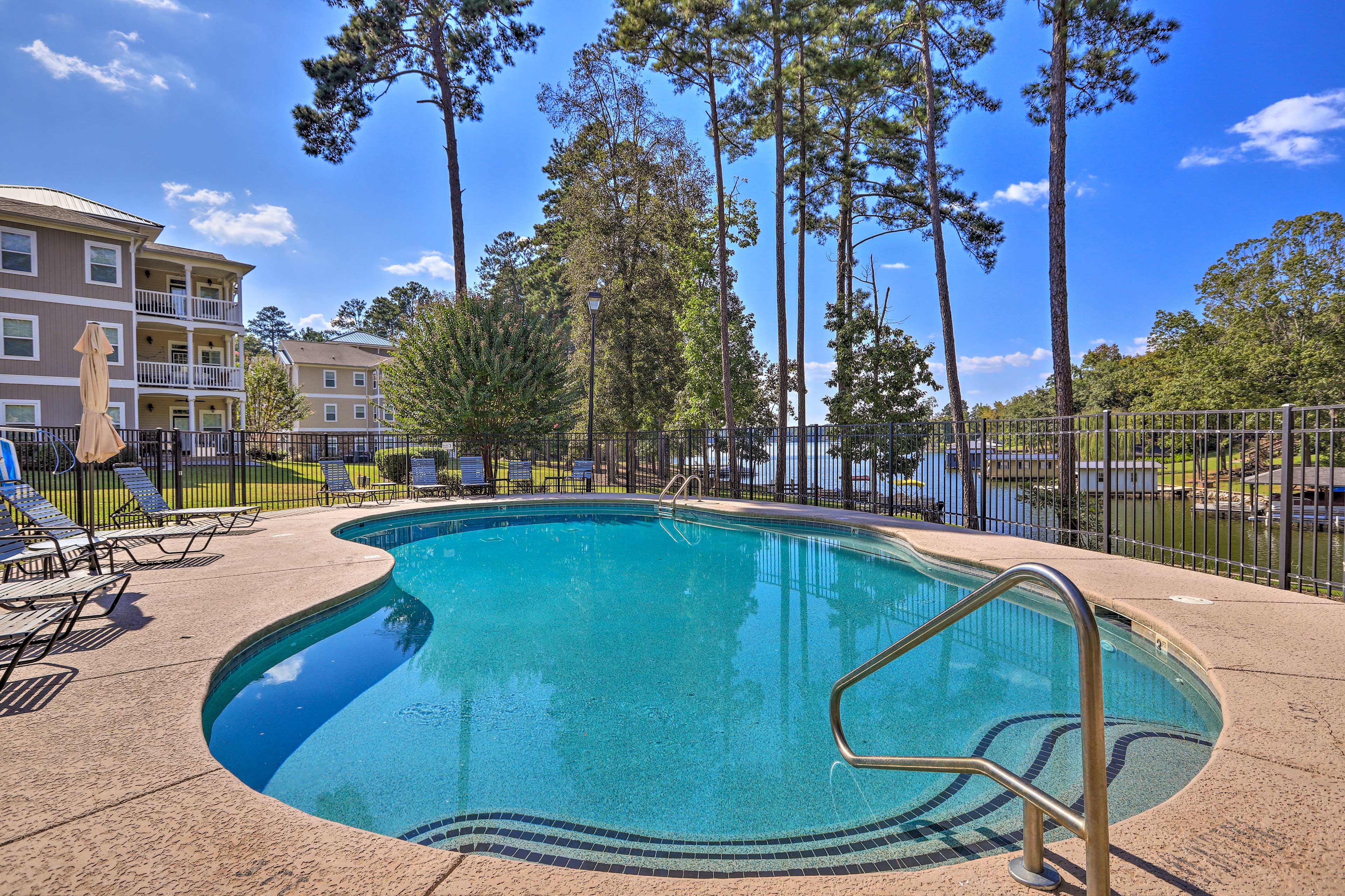 'Sunset Cove' Condo Access to Lake Sinclair Sparta, GA Evolve