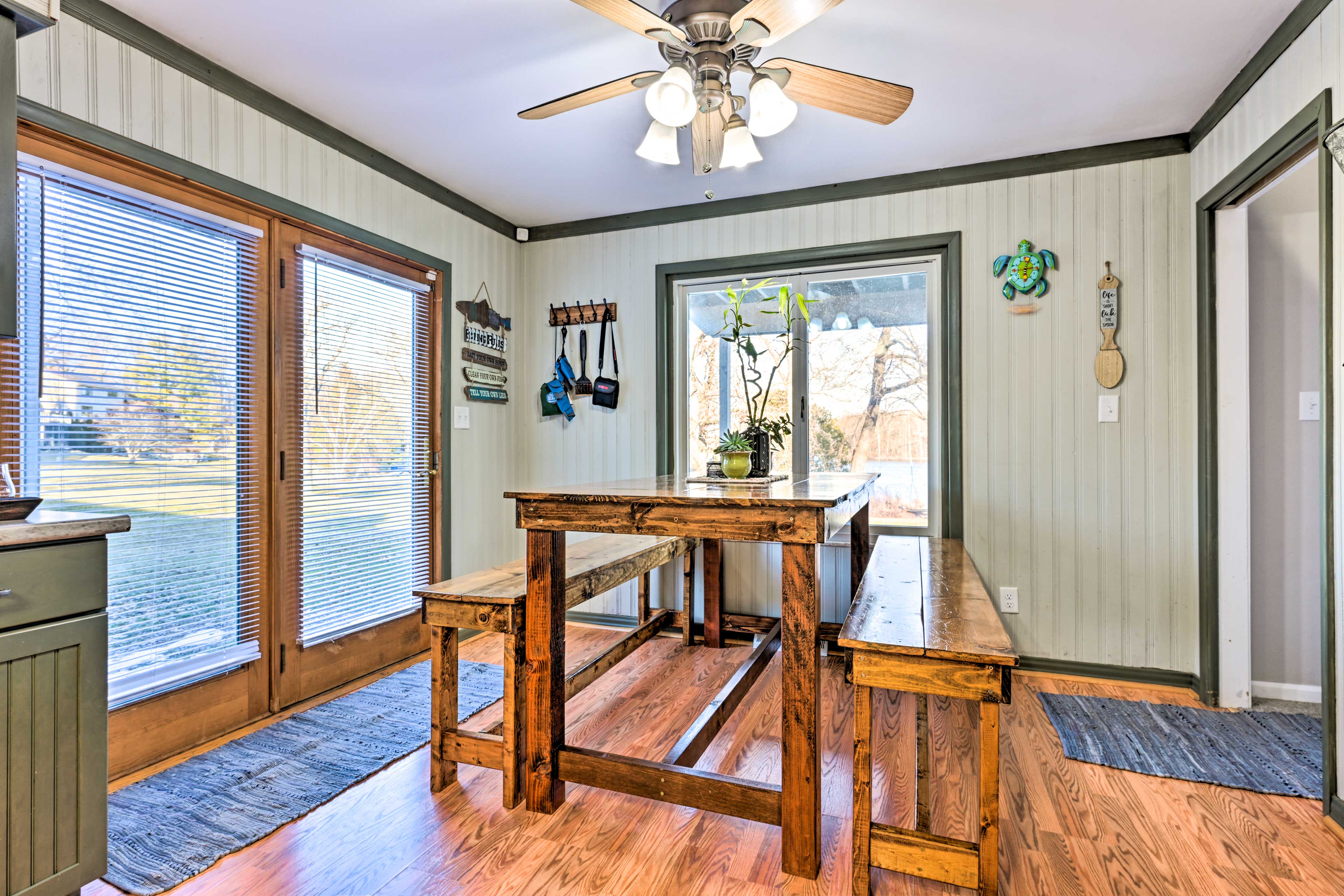 Lakefront Hartland Cottage w/ Patio & Fire Pits! Evolve