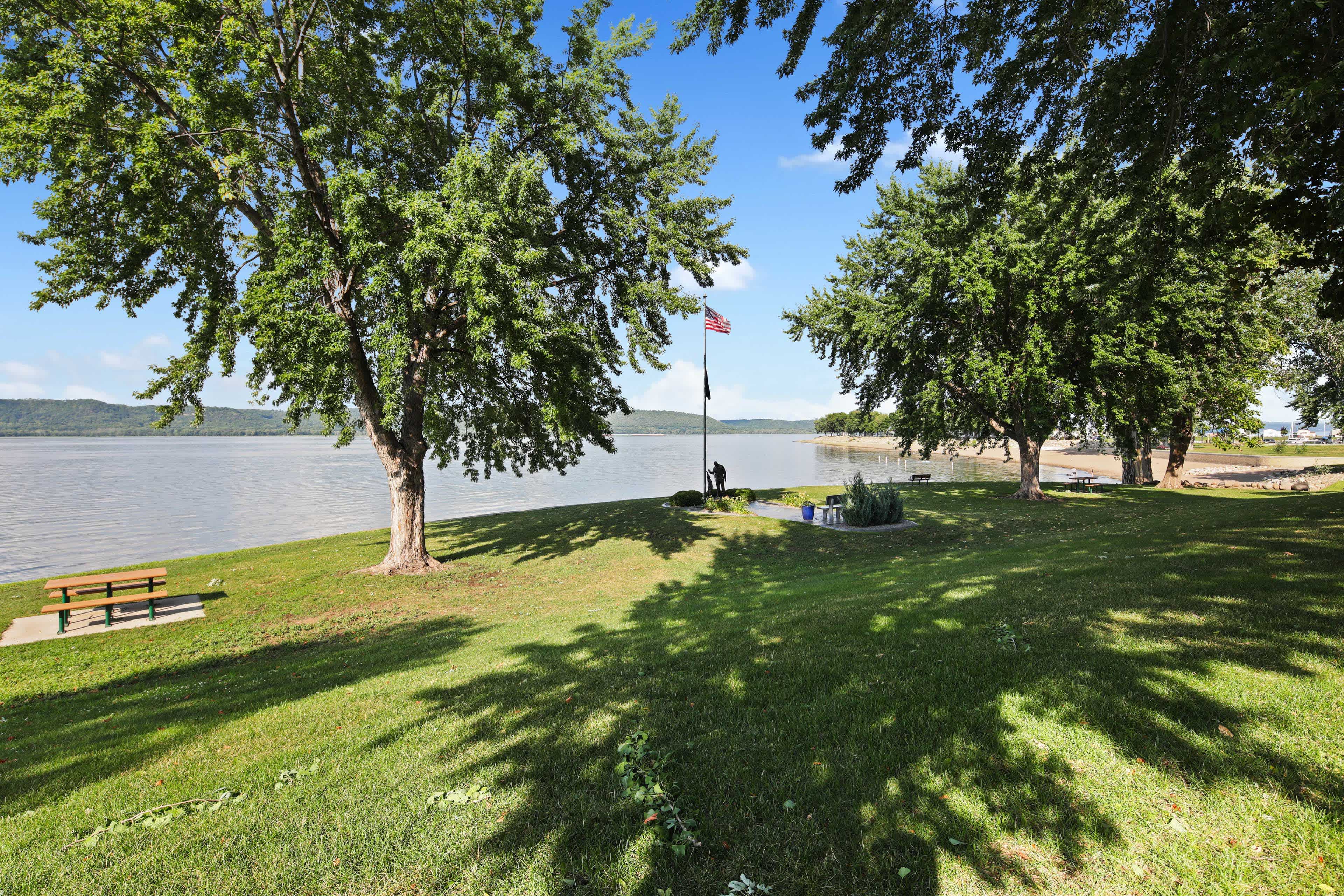 Lake Pepin Waterfront Cottage Steps to Beach! Lake City, MN Evolve