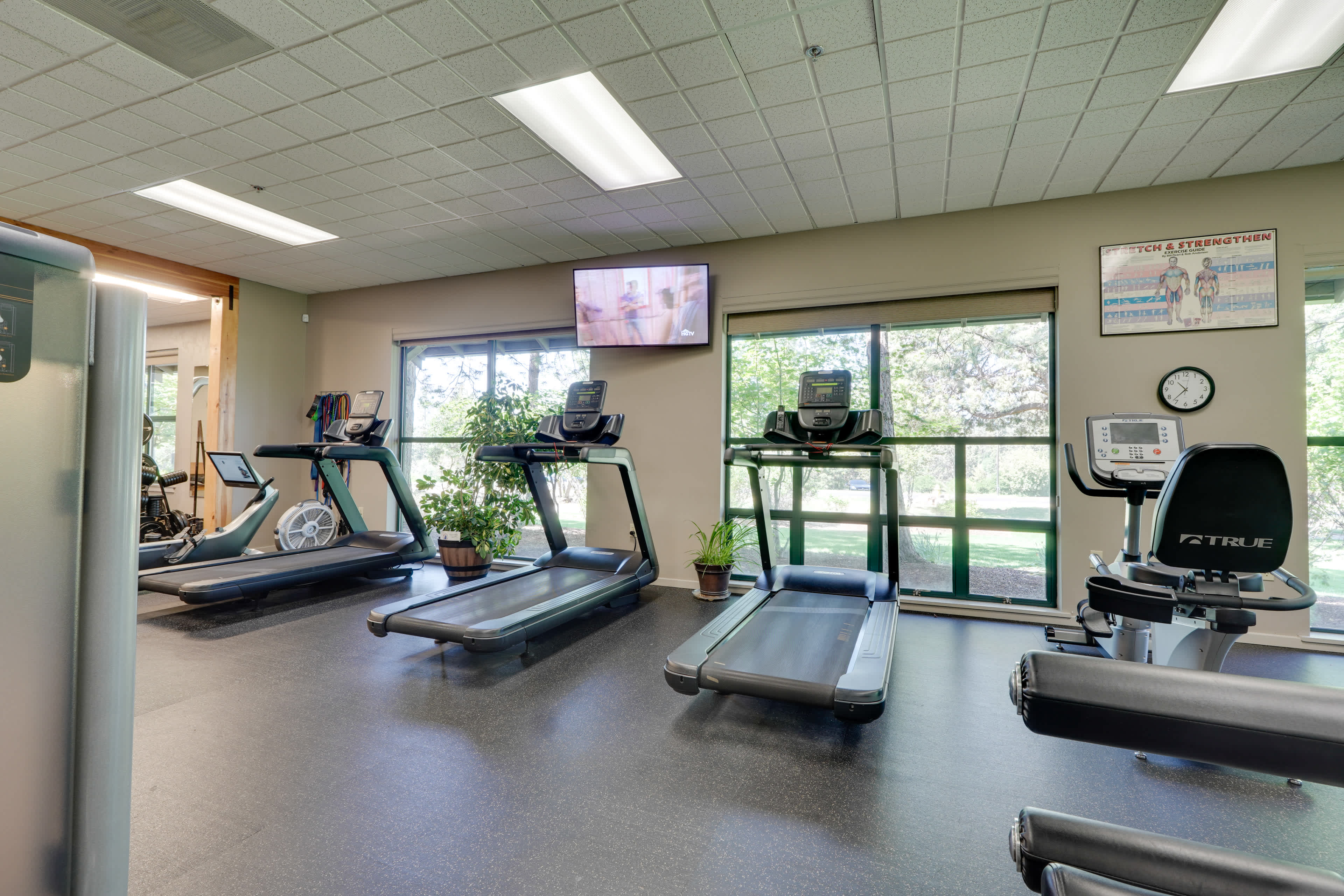 Klamath Falls Getaway w/ Pool & Hot Tub Access! Evolve