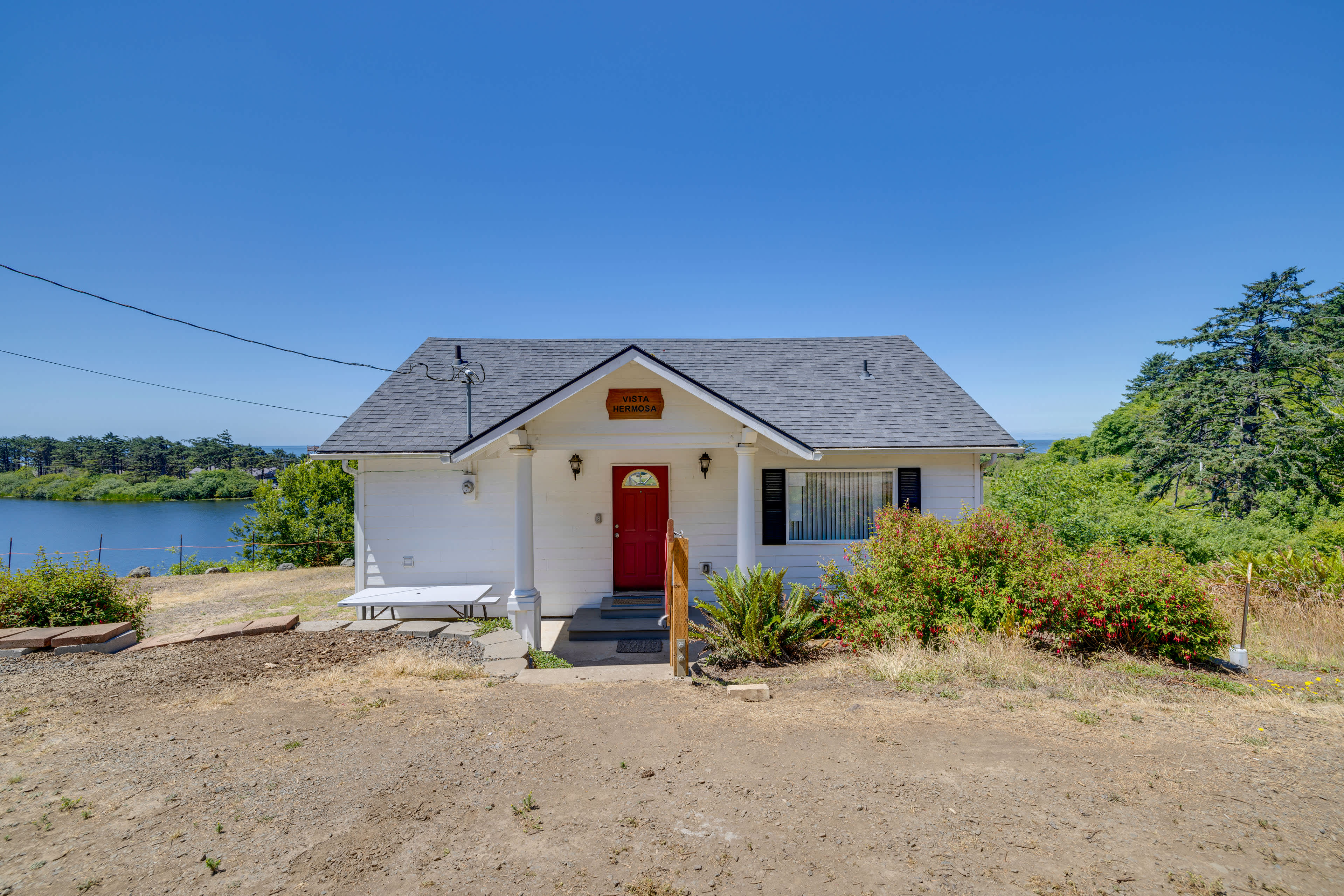 Peaceful Cloverdale Home Walk to Winema Beach Evolve