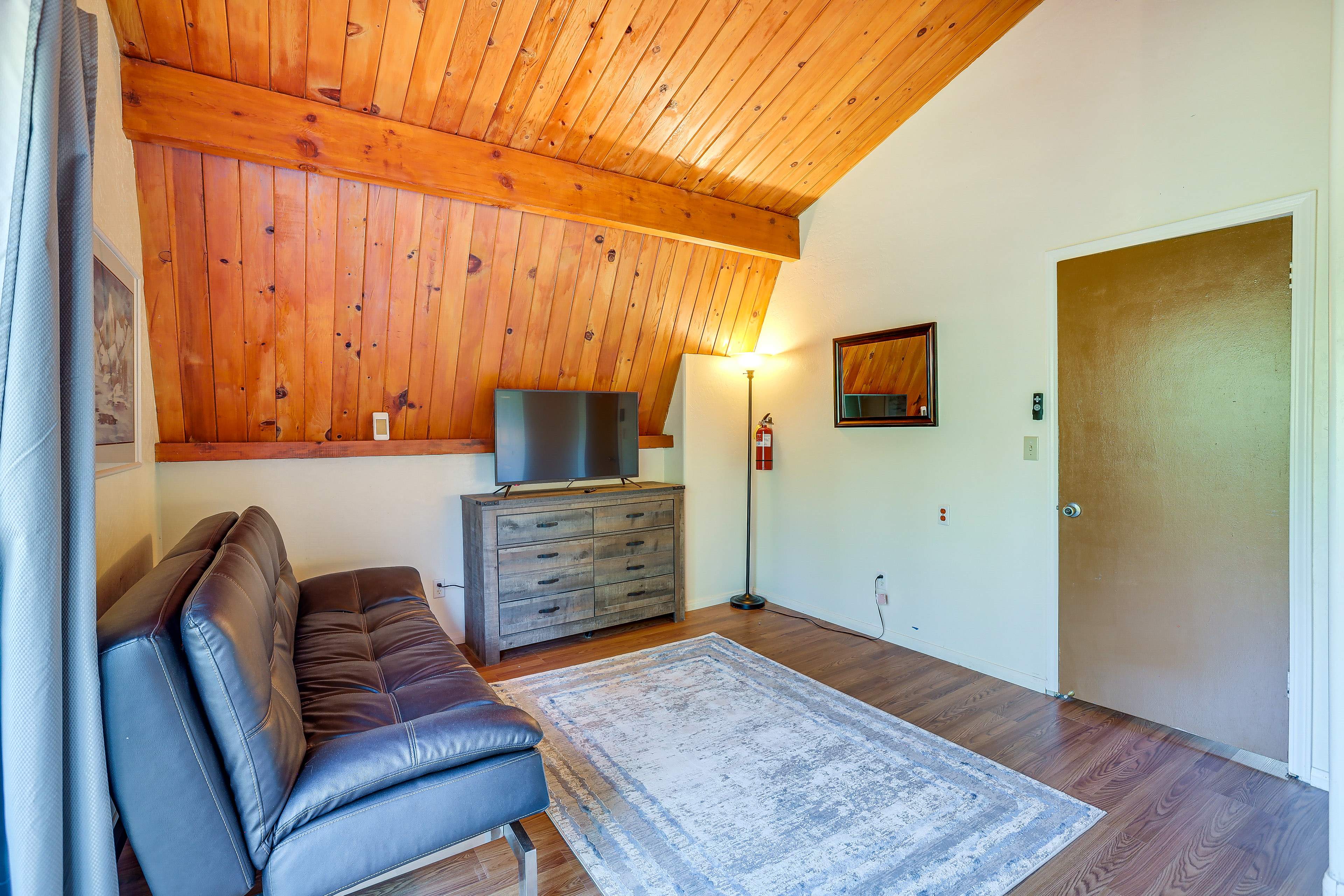 Cozy California Retreat 4 Mi to Big Bear Lake! Evolve