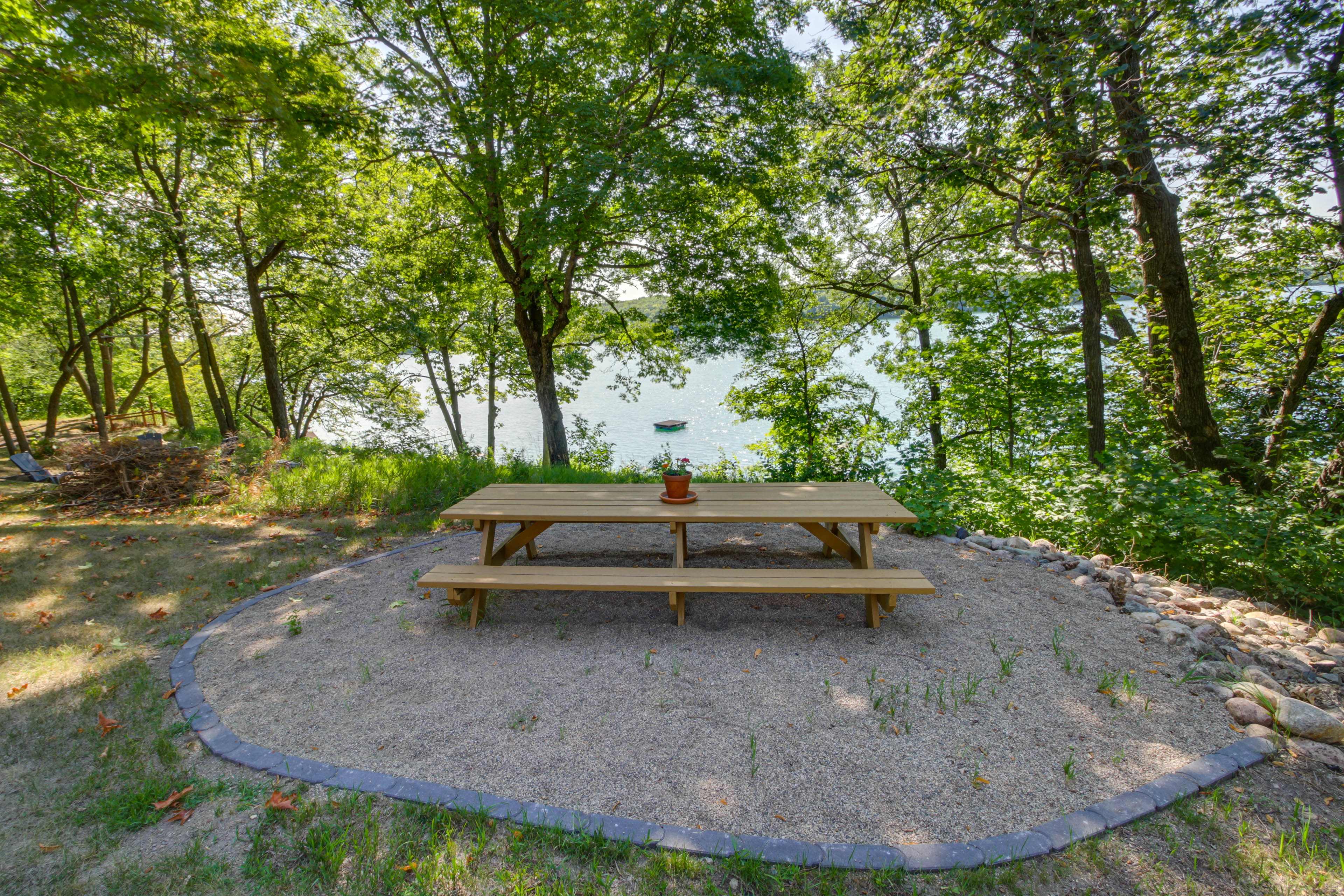 Cozy Frazee Lake Home w/ Hot Tub & Fire Pit! Evolve