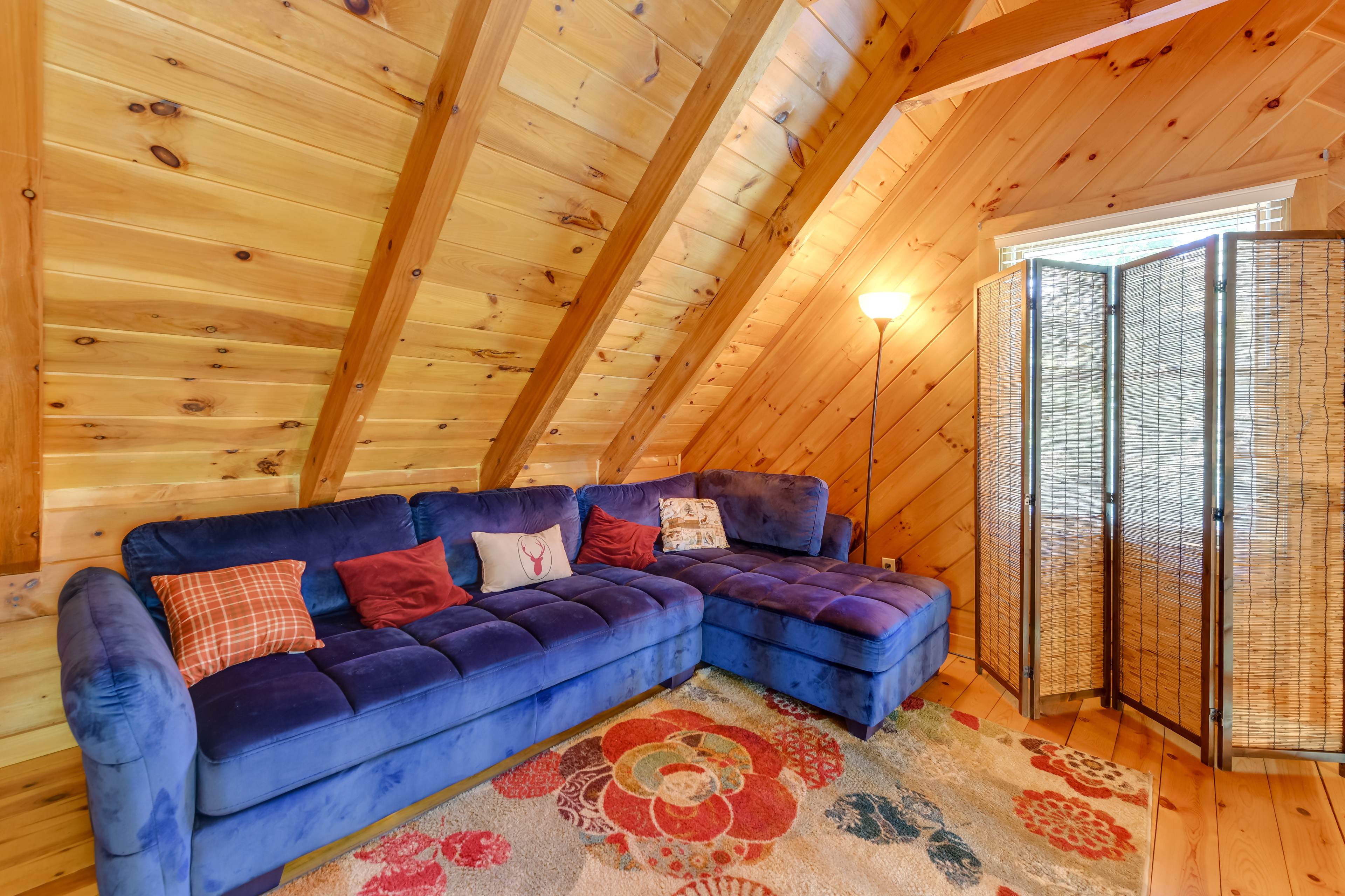 Del Rio Cabin w/ Hot Tub + OnSite Fishing Pond! Evolve