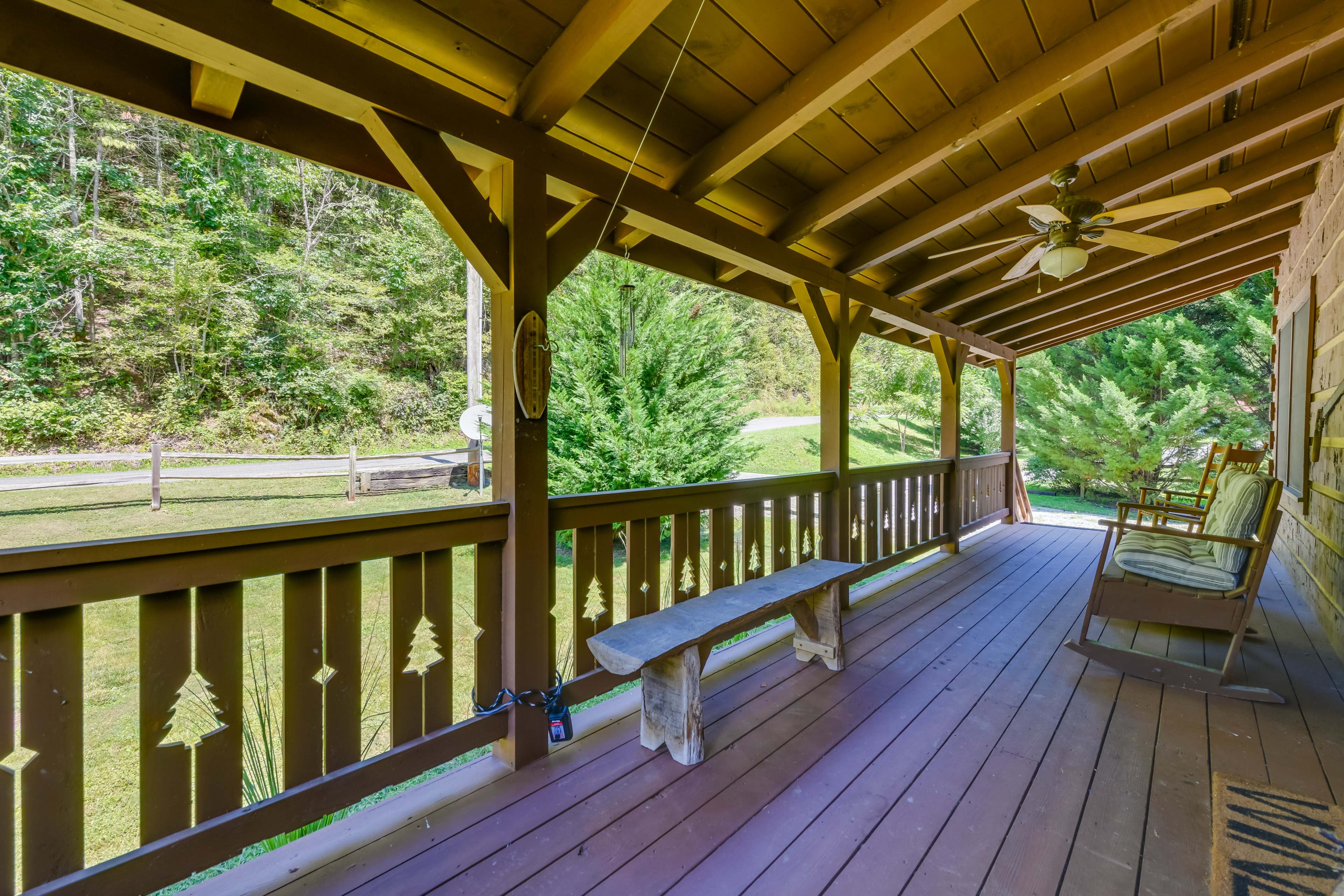 Del Rio Cabin w/ Hot Tub + OnSite Fishing Pond! Evolve