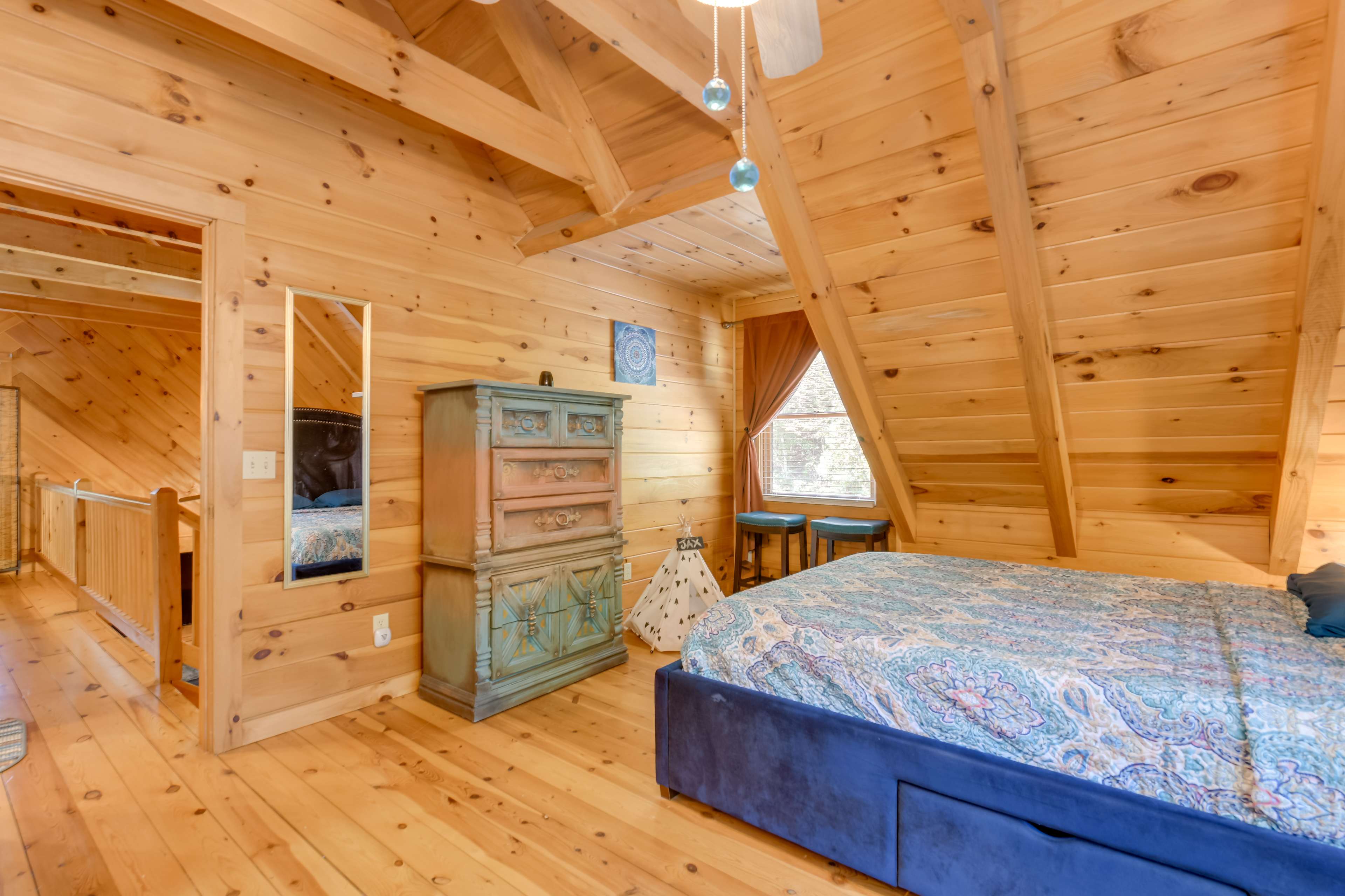 Del Rio Cabin w/ Hot Tub + OnSite Fishing Pond! Evolve