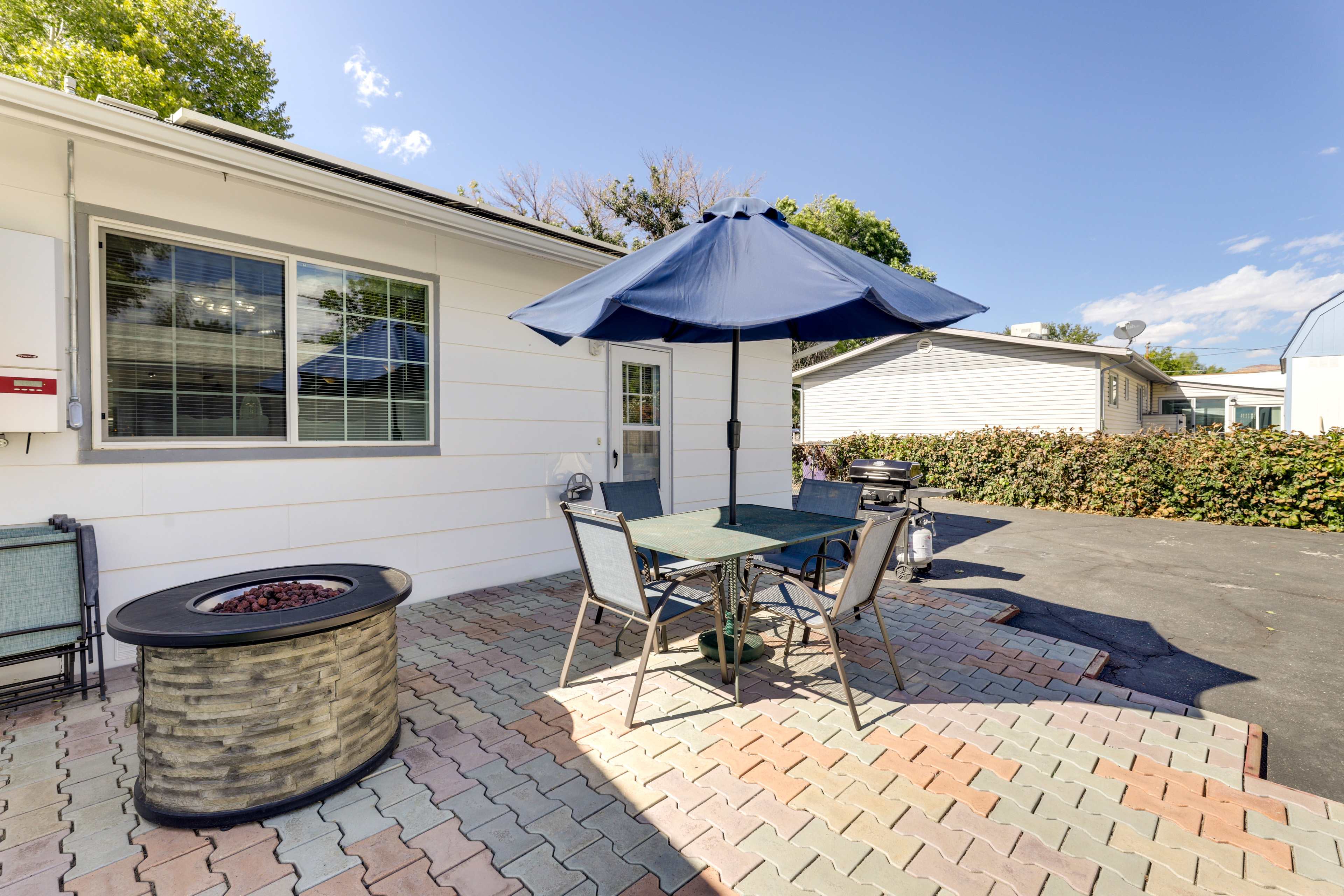 Serene Clifton Retreat with Hot Tub and Fire Pit! Evolve