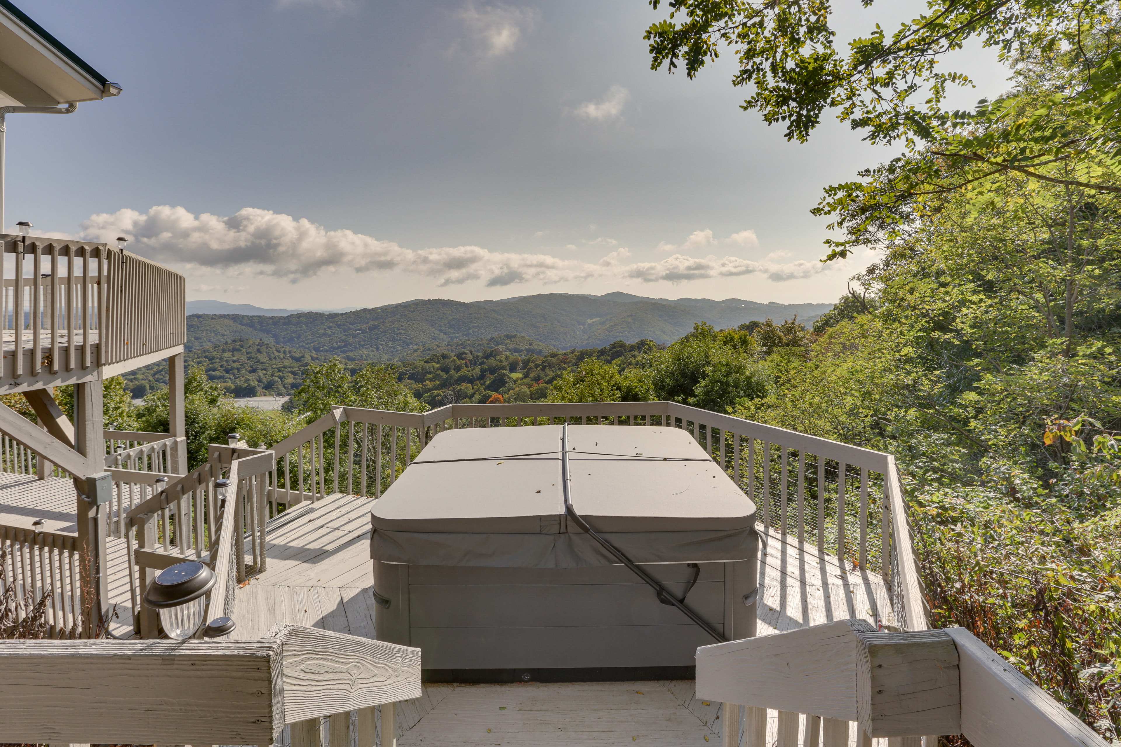 Blowing Rock Home w/ Hot Tub & MountainView Deck! Evolve