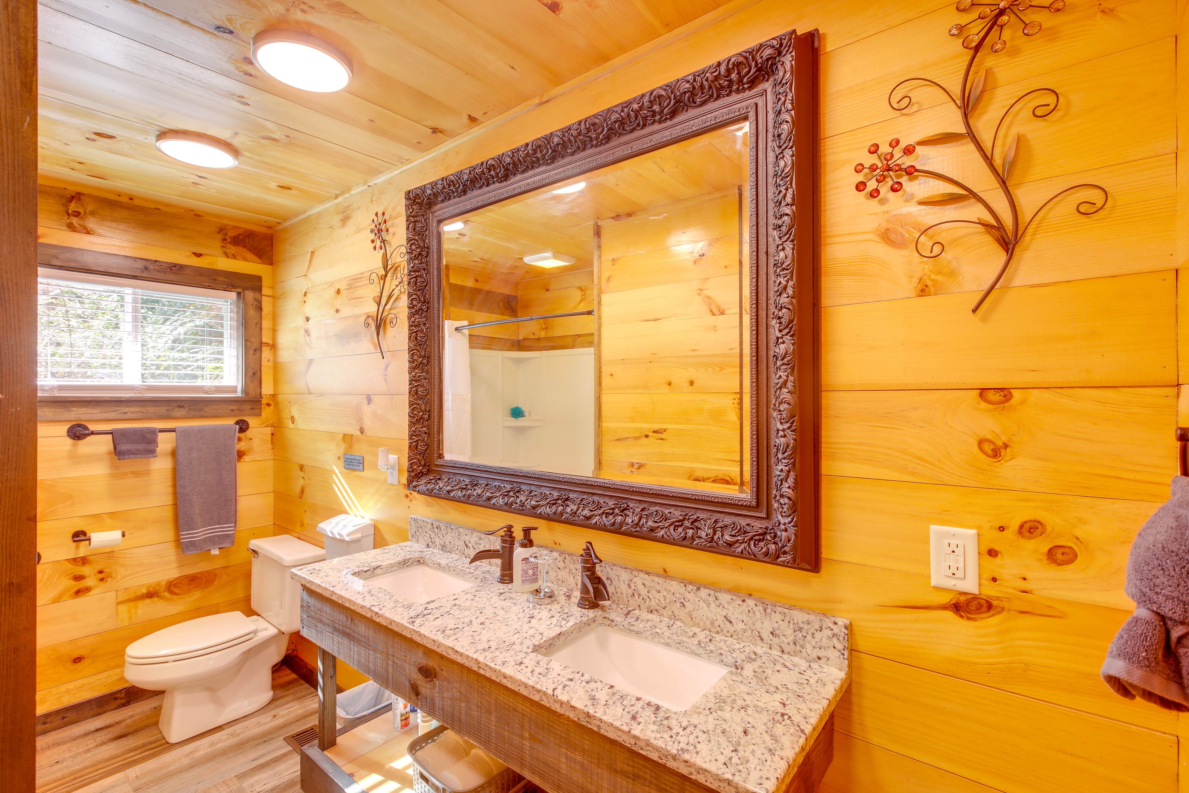 PetFriendly Chattanooga Cabin w/ Hot Tub & Kayaks Evolve