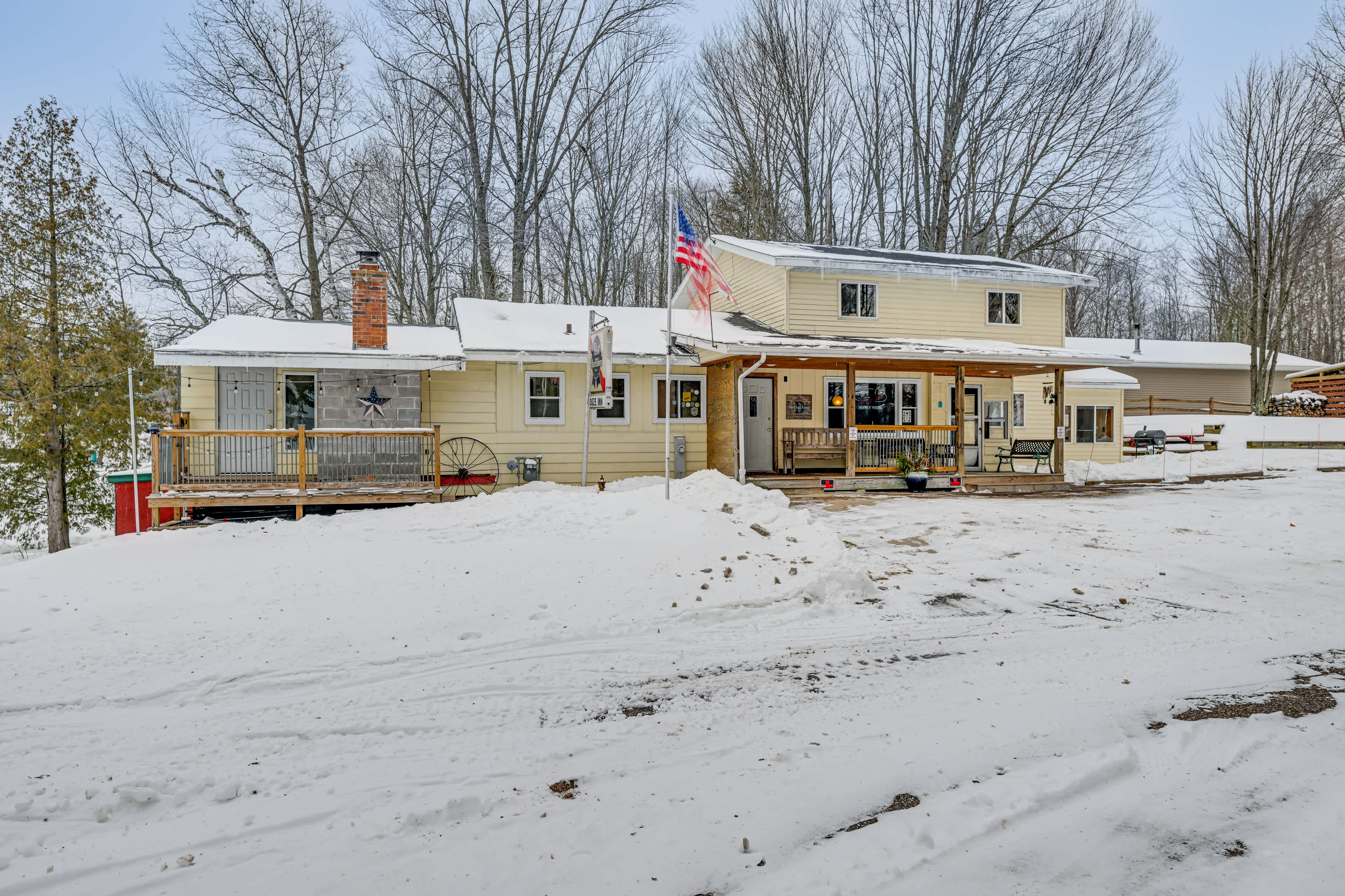 Lakefront Suring Home w/ Pool Table + Views! Evolve