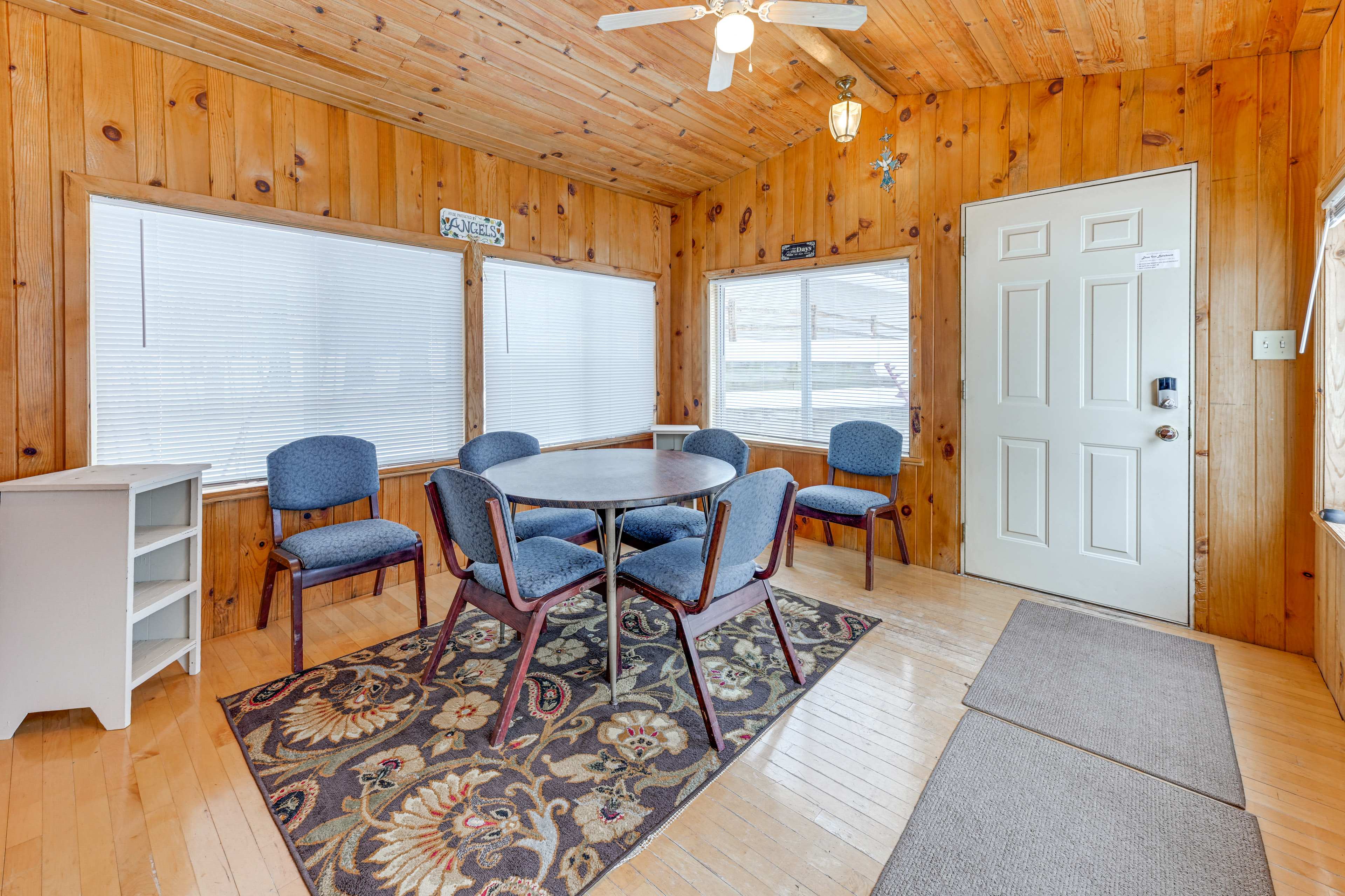 Lakefront Suring Home w/ Pool Table + Views! Evolve