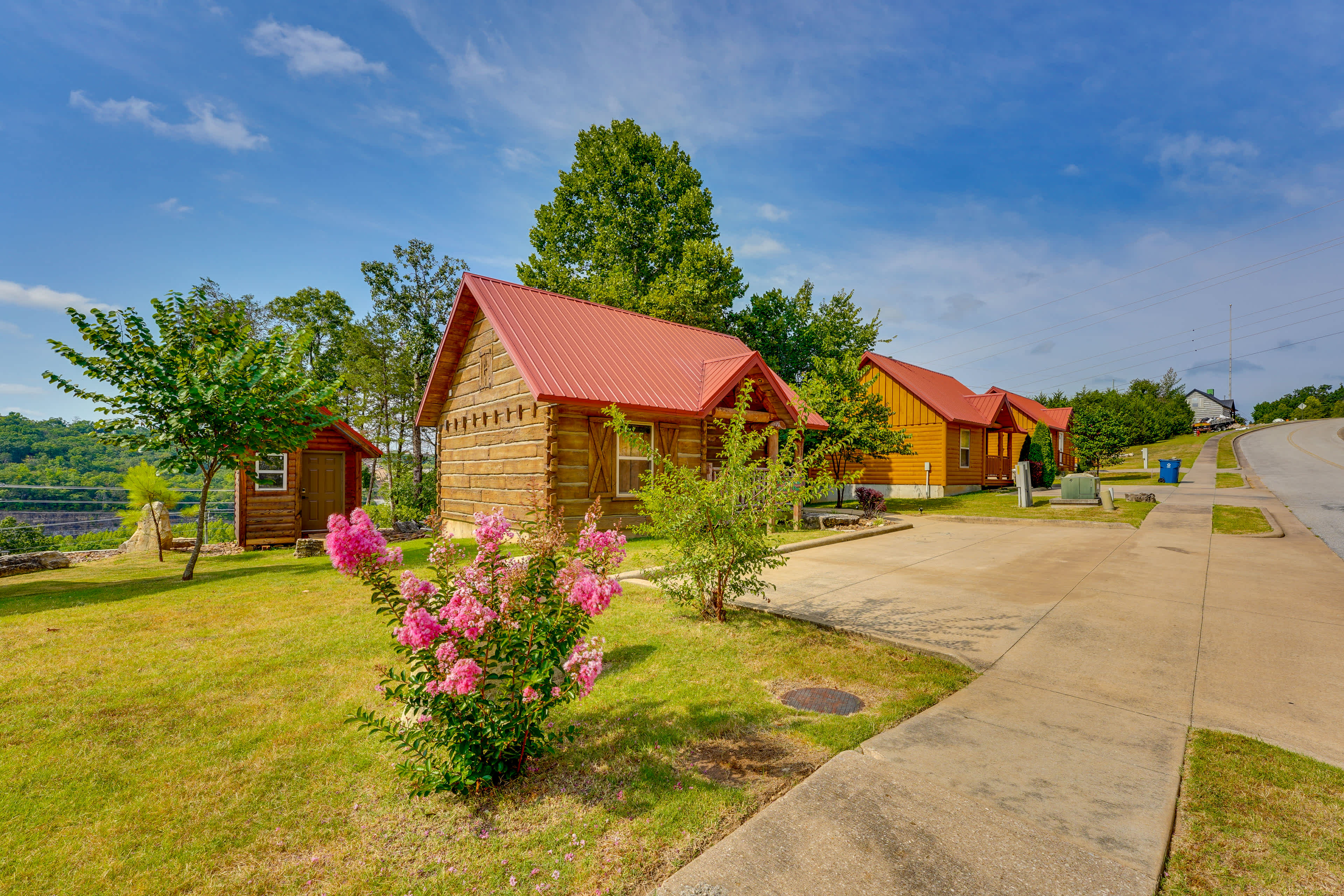 'Antler's Point' Branson Cabin w/ Patio & Hot Tub Evolve