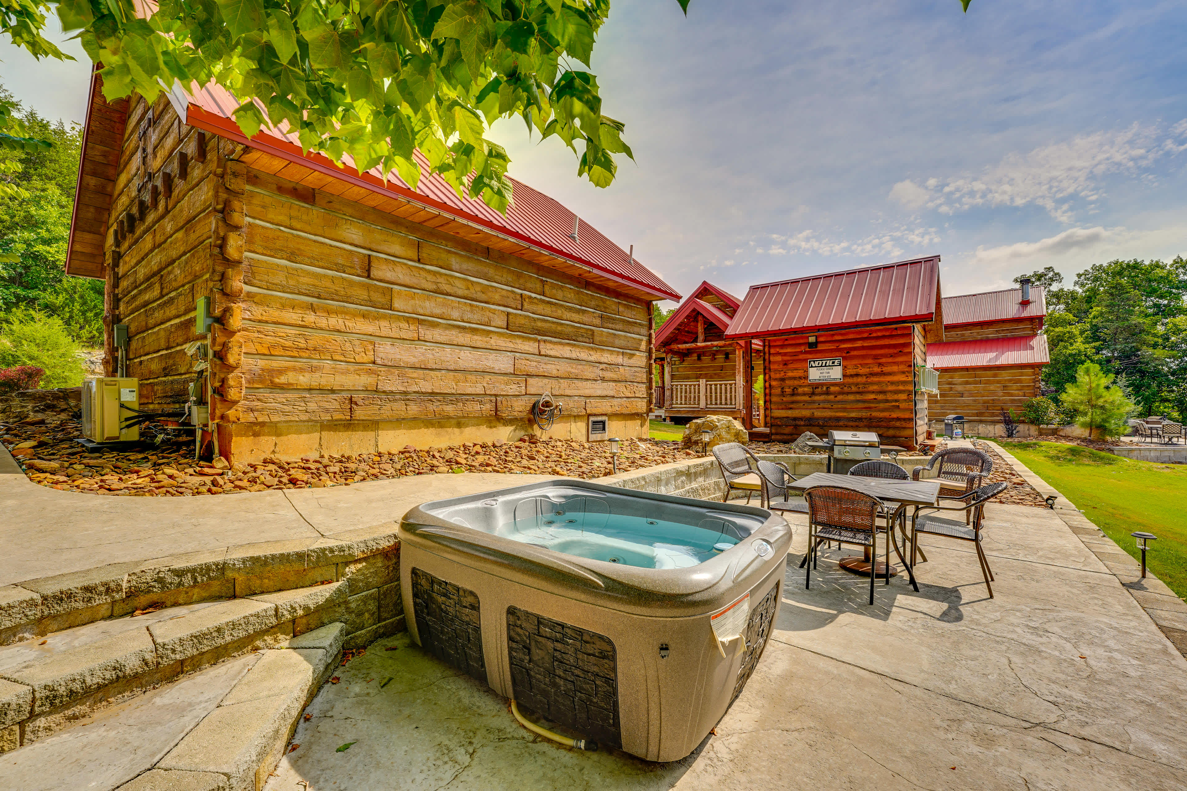 'Antler's Point' Branson Cabin w/ Patio & Hot Tub Evolve