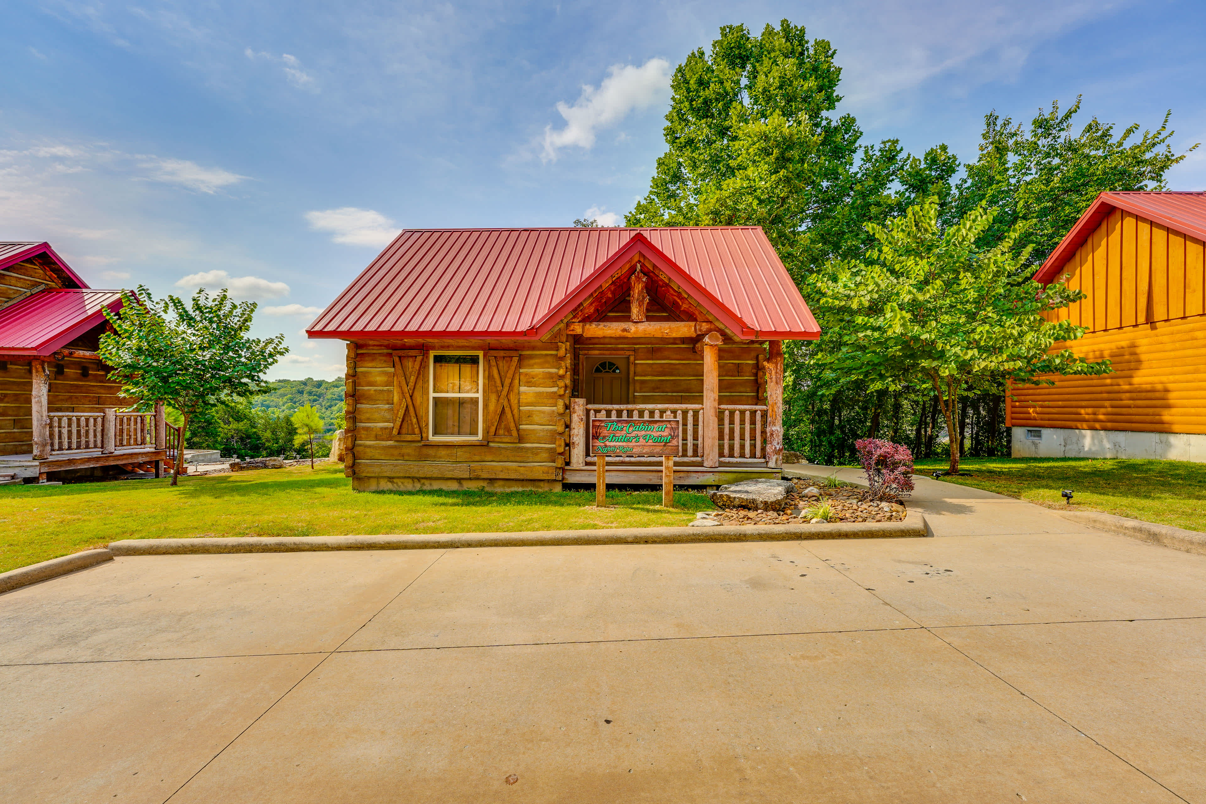 'Antler's Point' Branson Cabin w/ Patio & Hot Tub Evolve