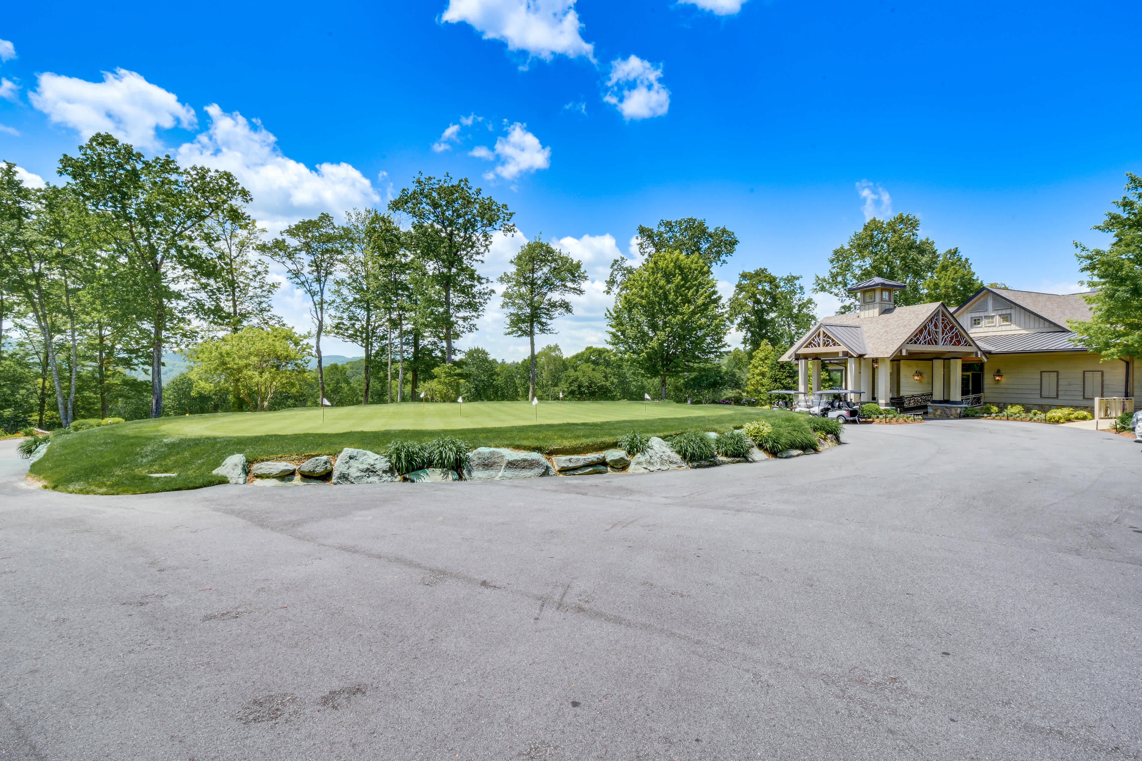 ‘Mountain Time’ Cashiers Condo w/ Deck & Views! Evolve