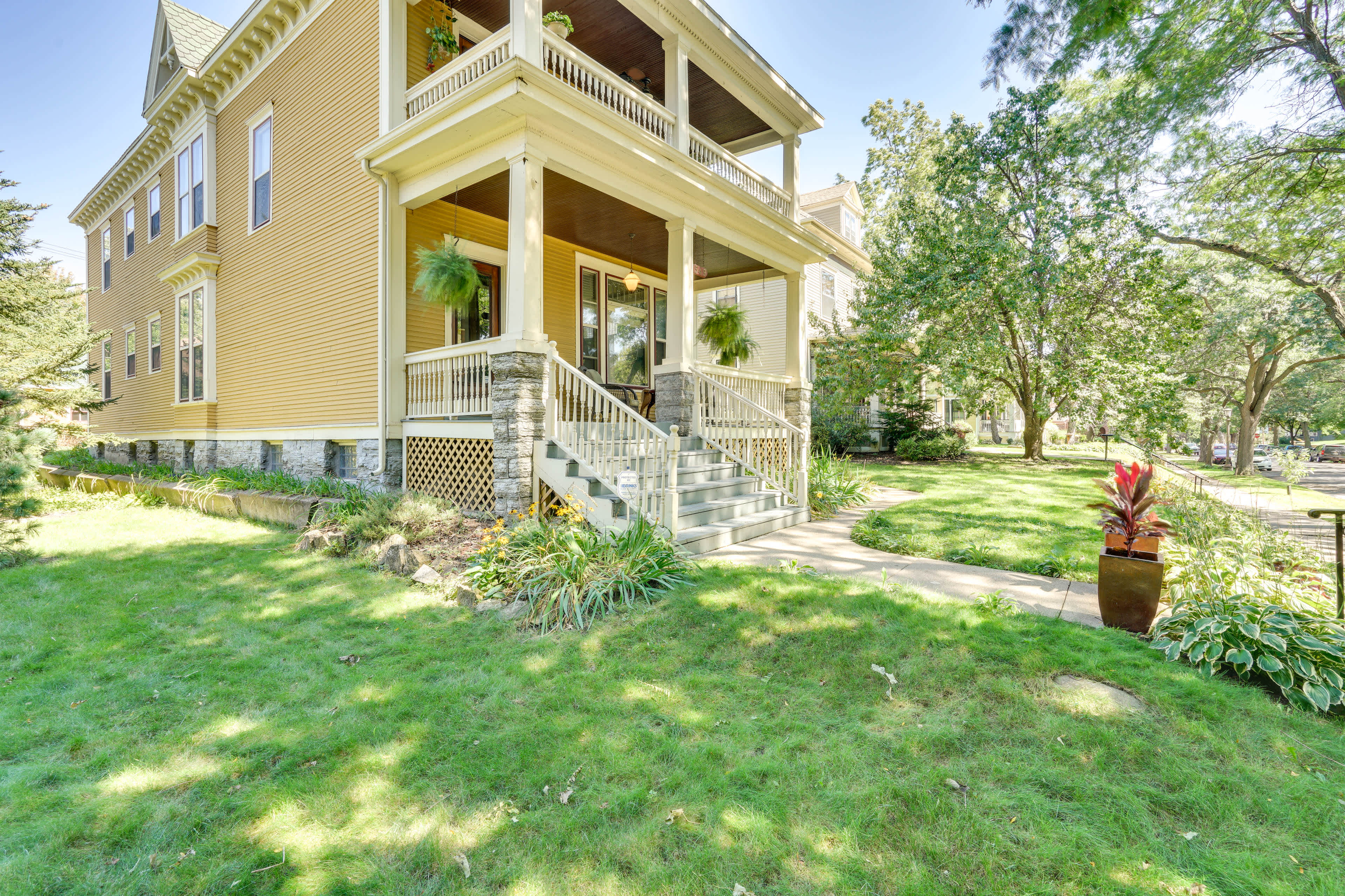 Historic Cathedral Hill Home w/ Shared Backyard! St Paul, MN Evolve