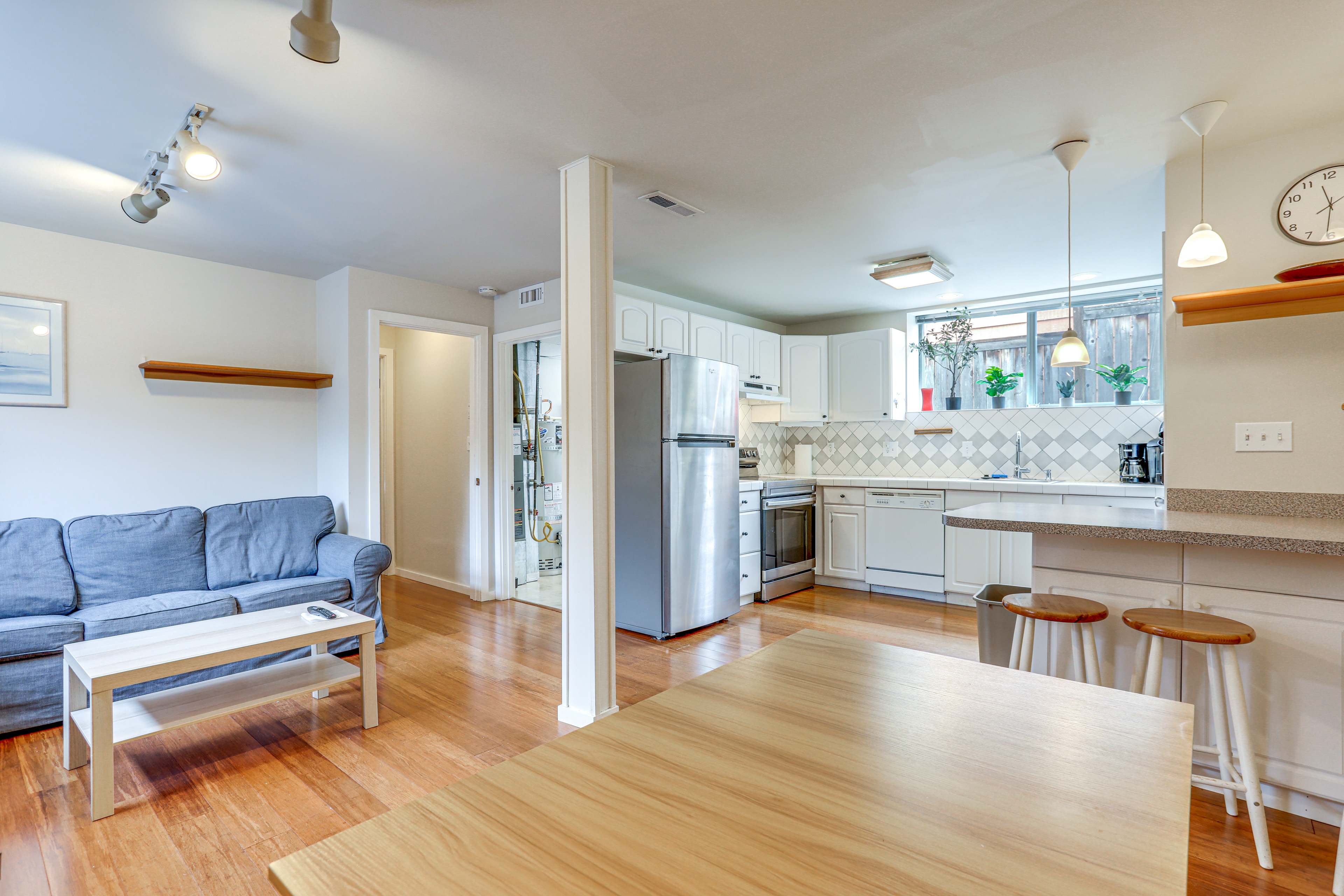 PetFriendly Apt 7 Mi to Downtown Seattle! Evolve