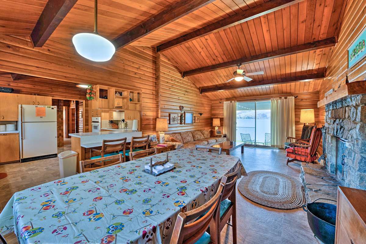 Waterfront Manson Cabin on Lake Chelan w/ Deck!