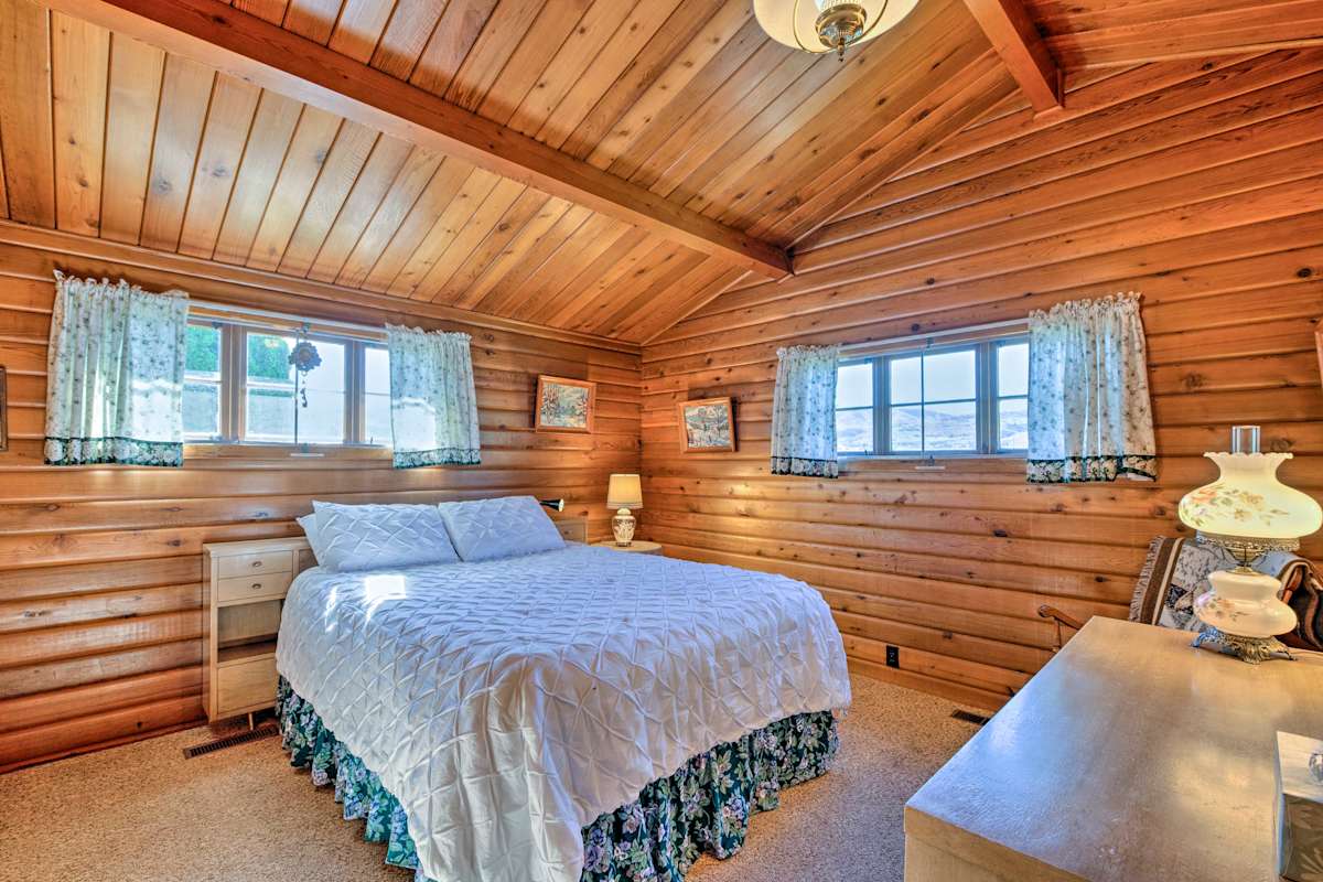 Waterfront Manson Cabin on Lake Chelan w/ Deck!