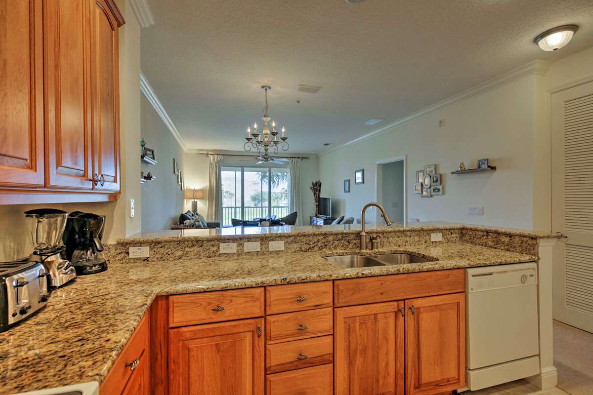 Palm Coast Condo w/Private Lanai & Lake Views!