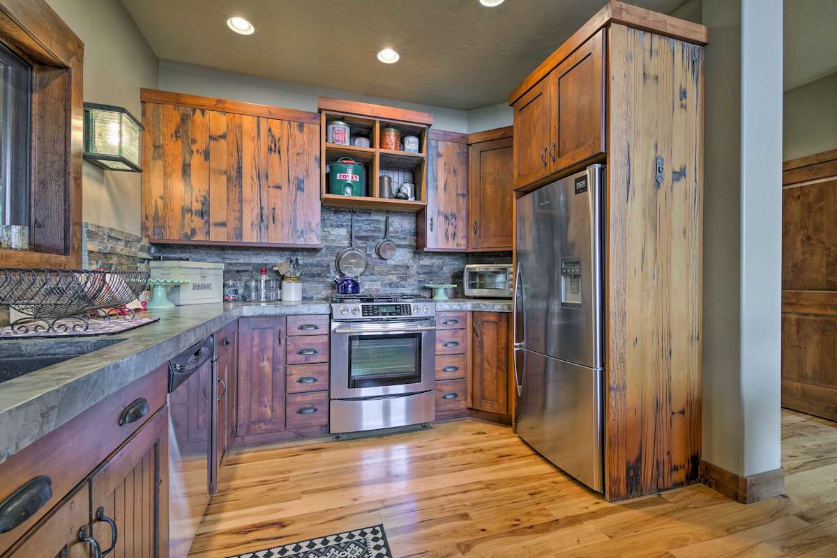 Donnelly Cabin w/Lake & Mtn View + Private Hot Tub