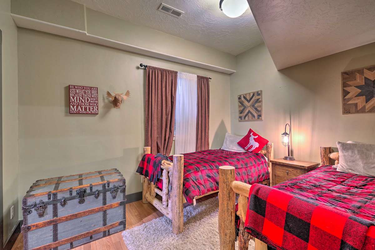 Donnelly Cabin w/Lake & Mtn View + Private Hot Tub