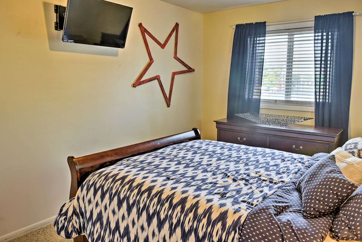 East Tawas Apartment Near Lake Huron & Downtown!