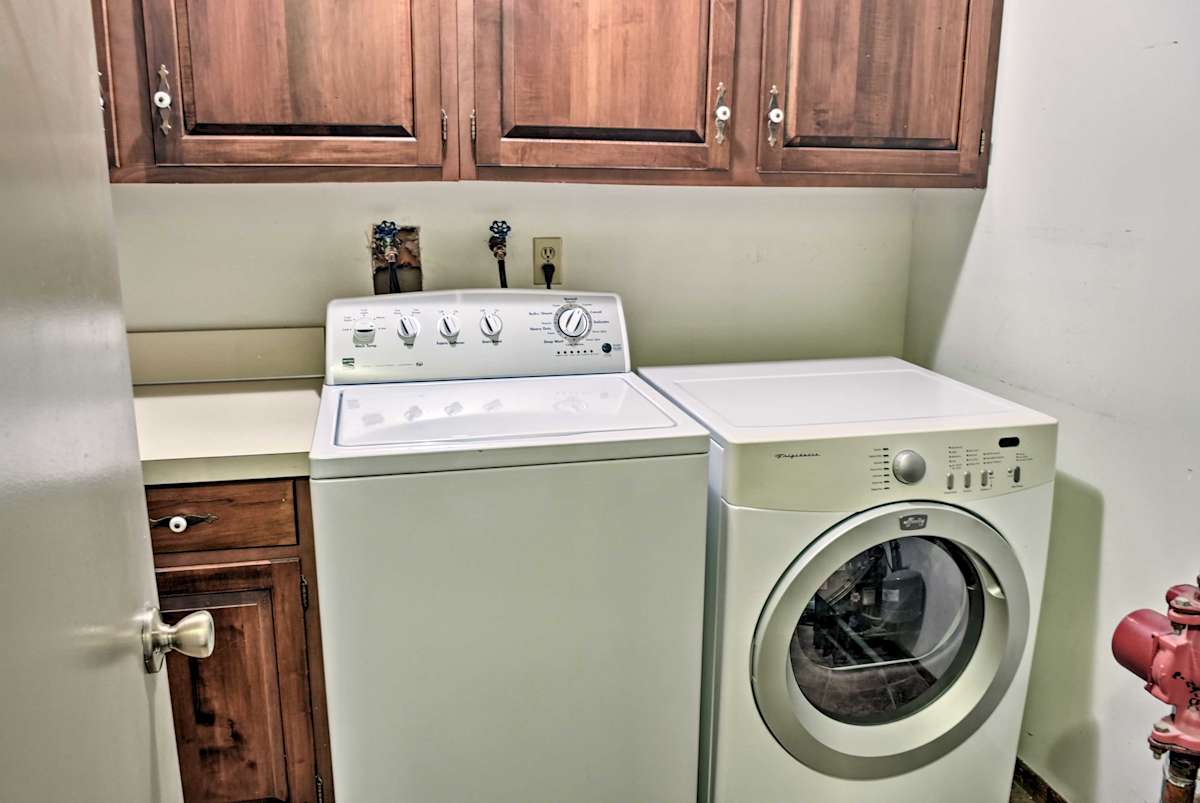 East Tawas Apartment Near Lake Huron & Downtown!