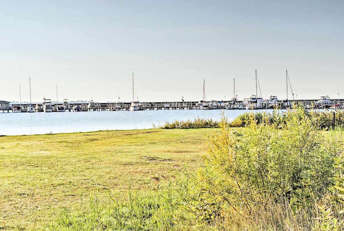 East Tawas Apartment Near Lake Huron & Downtown!