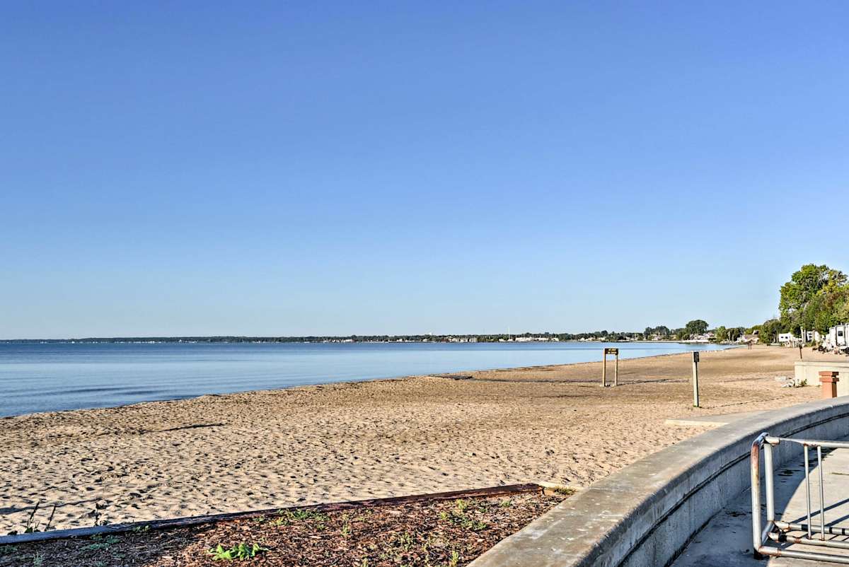 East Tawas Apartment Near Lake Huron & Downtown!