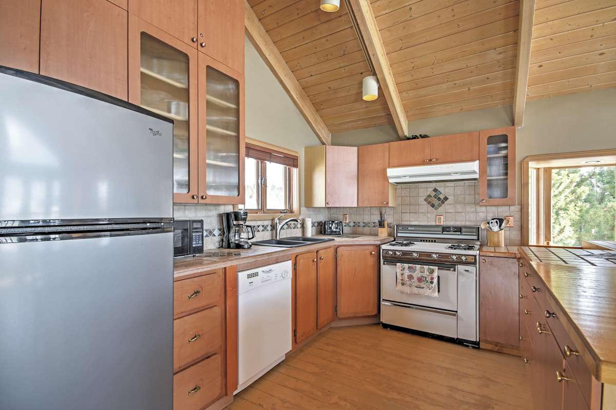 2BR Lake House + Bonus Room Steps from Lake Granby