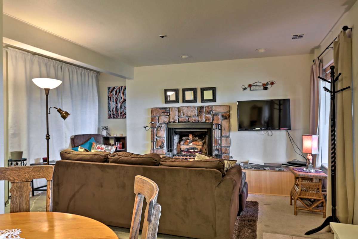 Cozy Stateline Condo w/ Community Hot Tub & Views!