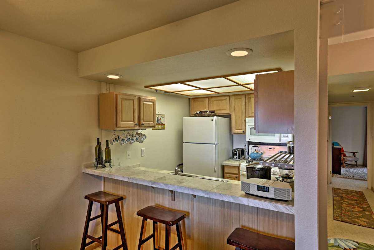 Cozy Stateline Condo w/ Community Hot Tub & Views!