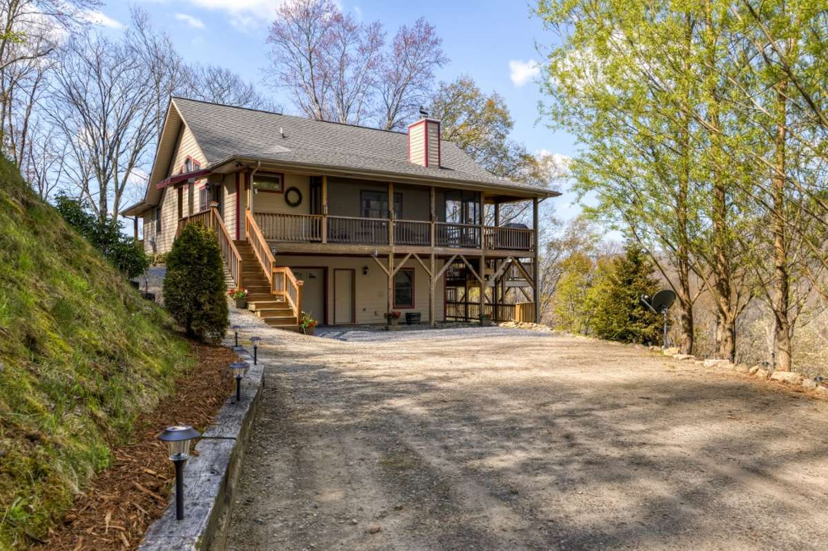 Maggie Valley Home w/Mtn Views & Screened Porch!
