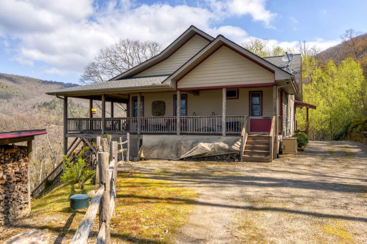 Maggie Valley Home w/Mtn Views & Screened Porch!